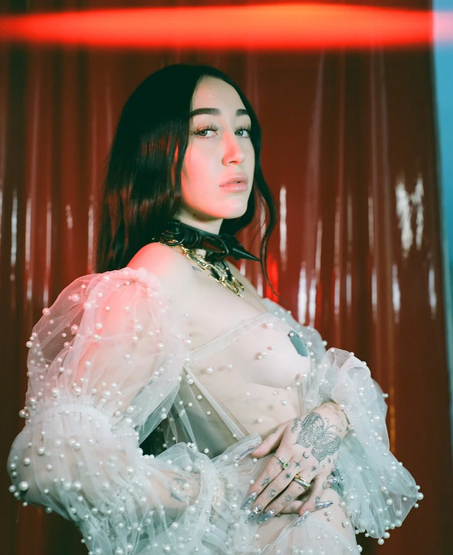 ladygunn-MjfiX.jpg