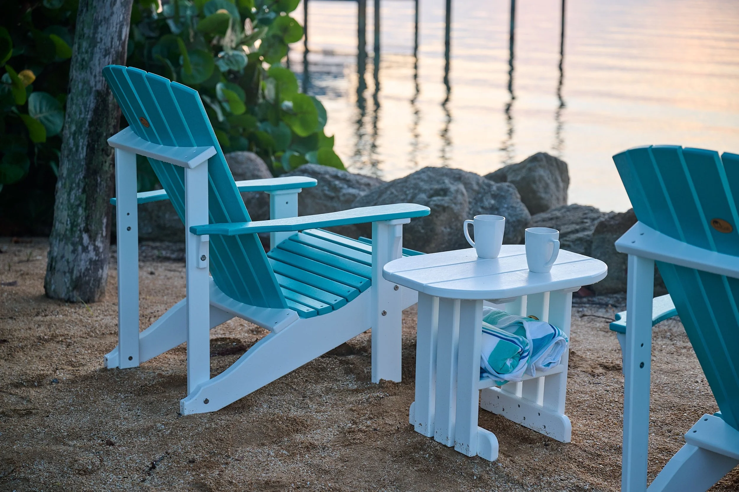 Poly End Table (White).jpg