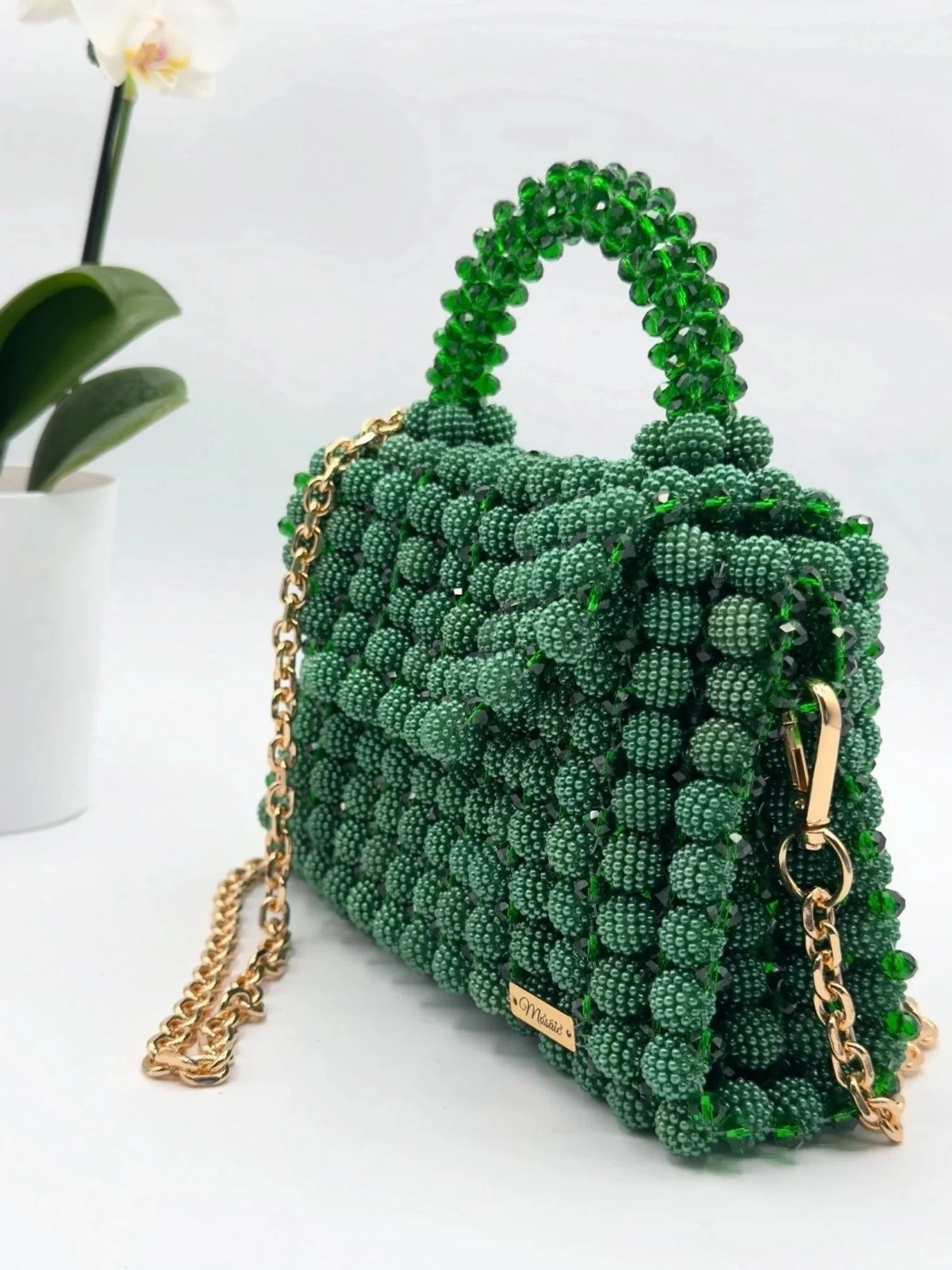 Sac à main vert en perles avec chaîne en or