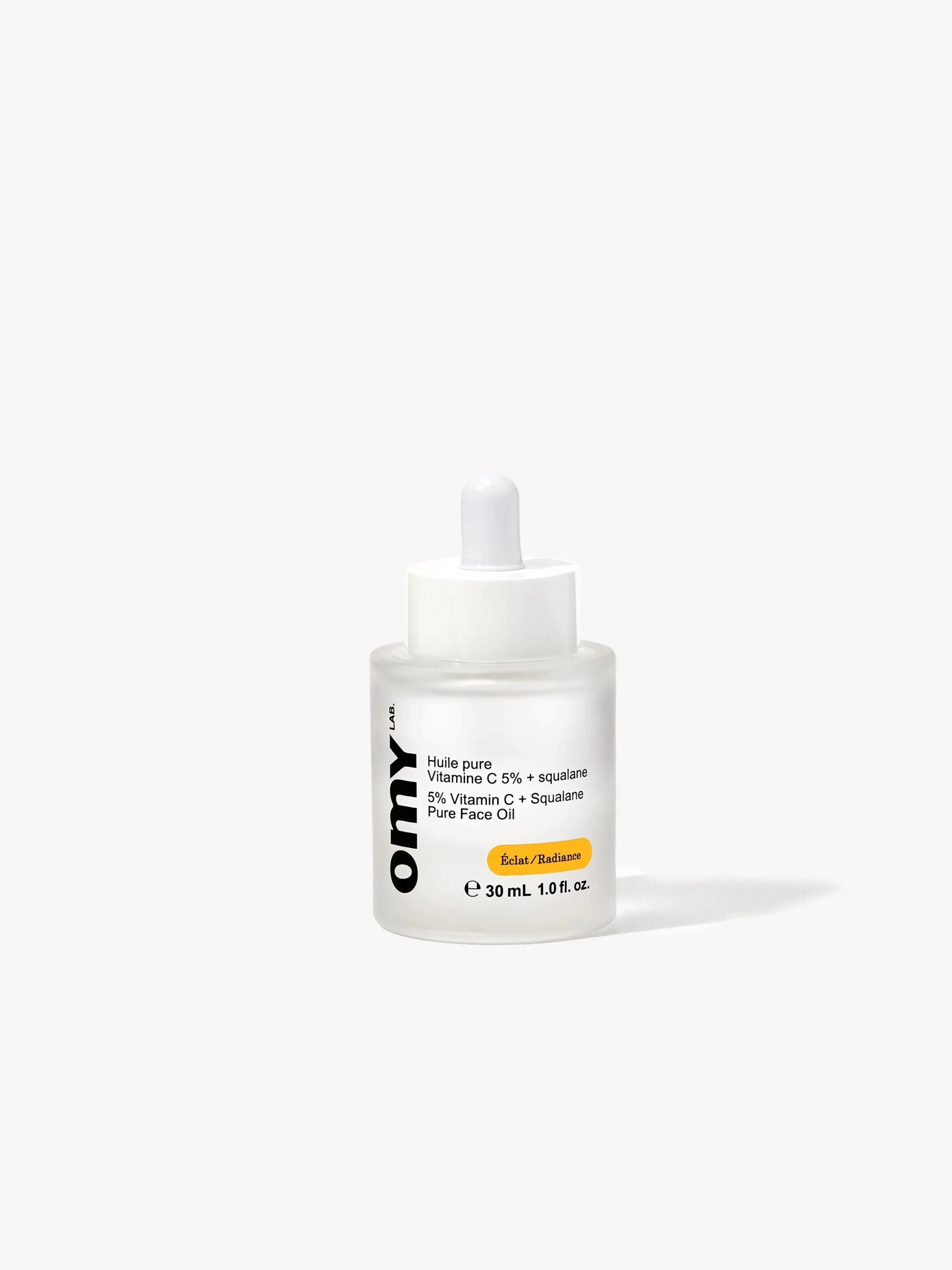 Une bouteille de 30 ml d'huile pure pour le visage contenant 5% de vitamine C et de squalane, avec un produit nommé 'Éclat/Radiance' indiqué sur l'étiquette.