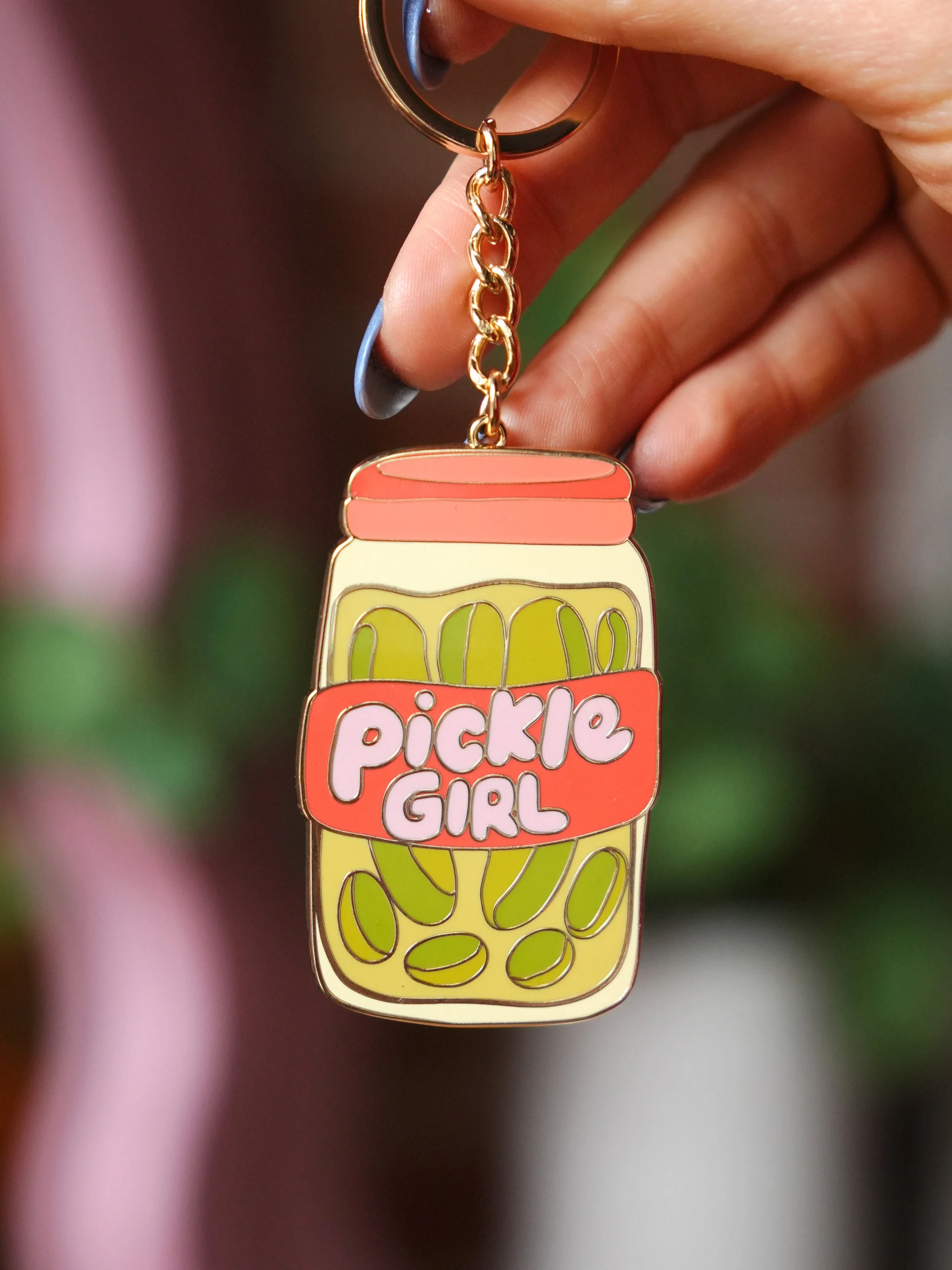 Un porte-clés en forme de boîte de pickles avec l'inscription "pickle girl".