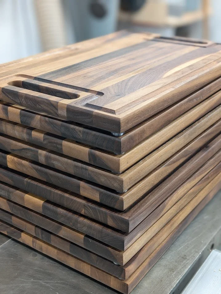 Une pile de planches en bois avec une rainure.