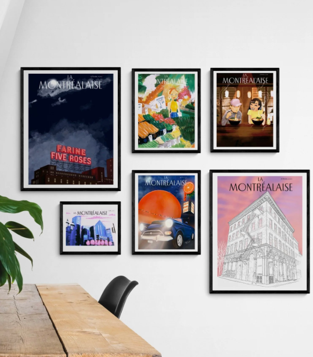 Une collection de six affiches encadrées sur un mur blanc dans une salle avec une table en bois et une chaise noire. La première affiche à gauche montre un ciel avec des nuages et le texte 'FARINE FIVE ROSES'. La seconde affiche représente un paysage coloré avec des maisons et un garçon. La troisième affiche illustre deux personnes mangeant dans une ambiance chaleureuse. La quatrième affiche en bas à gauche montre un bâtiment avec un grand symbole orange. La cinquième affiche en bas au centre montre une voiture devant un coucher de soleil avec un panneau lumineux. La dernière affiche en bas à droite présente une esquisse d'un bâtiment ancien avec la mention 'LA MONTREALAISE'.