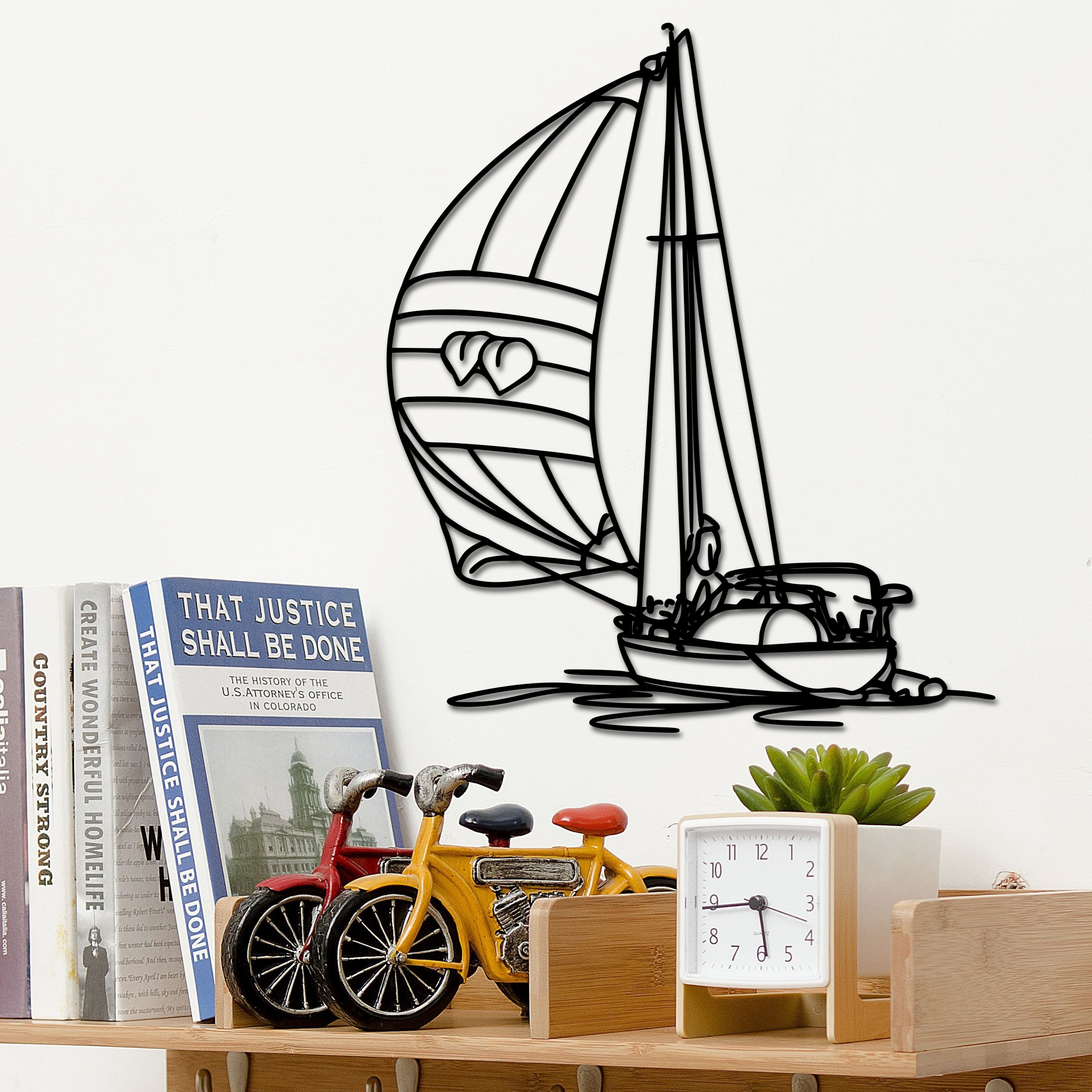 Une étagère en bois contenant plusieurs livres, plusieurs mini vélos en plastique, une horloge, un plateau en bois et un cactus en pot devant un mur blanc. Dessin en ligne superposé de l'horloge, du cactus, d'un livre, de deux vélos et d'une petite plante