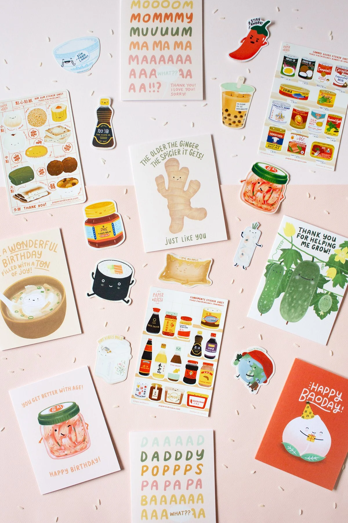 Un tableau d'affichage avec plusieurs autocollants, dessins et notes colorées, dont des illustrations de nourriture, de boissons et de cuit, ainsi que des messages d'anniversaire et des expressions mignonnes.