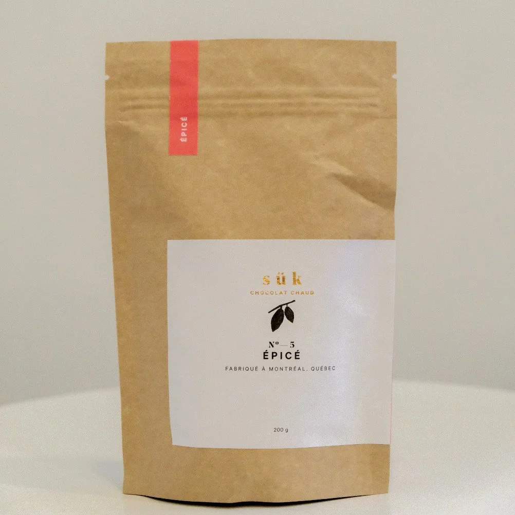 Un paquet de chocolat chaud de la marque Silk, saveur épicée, fabriqué à Montréal, Québec, pesant 200 g.