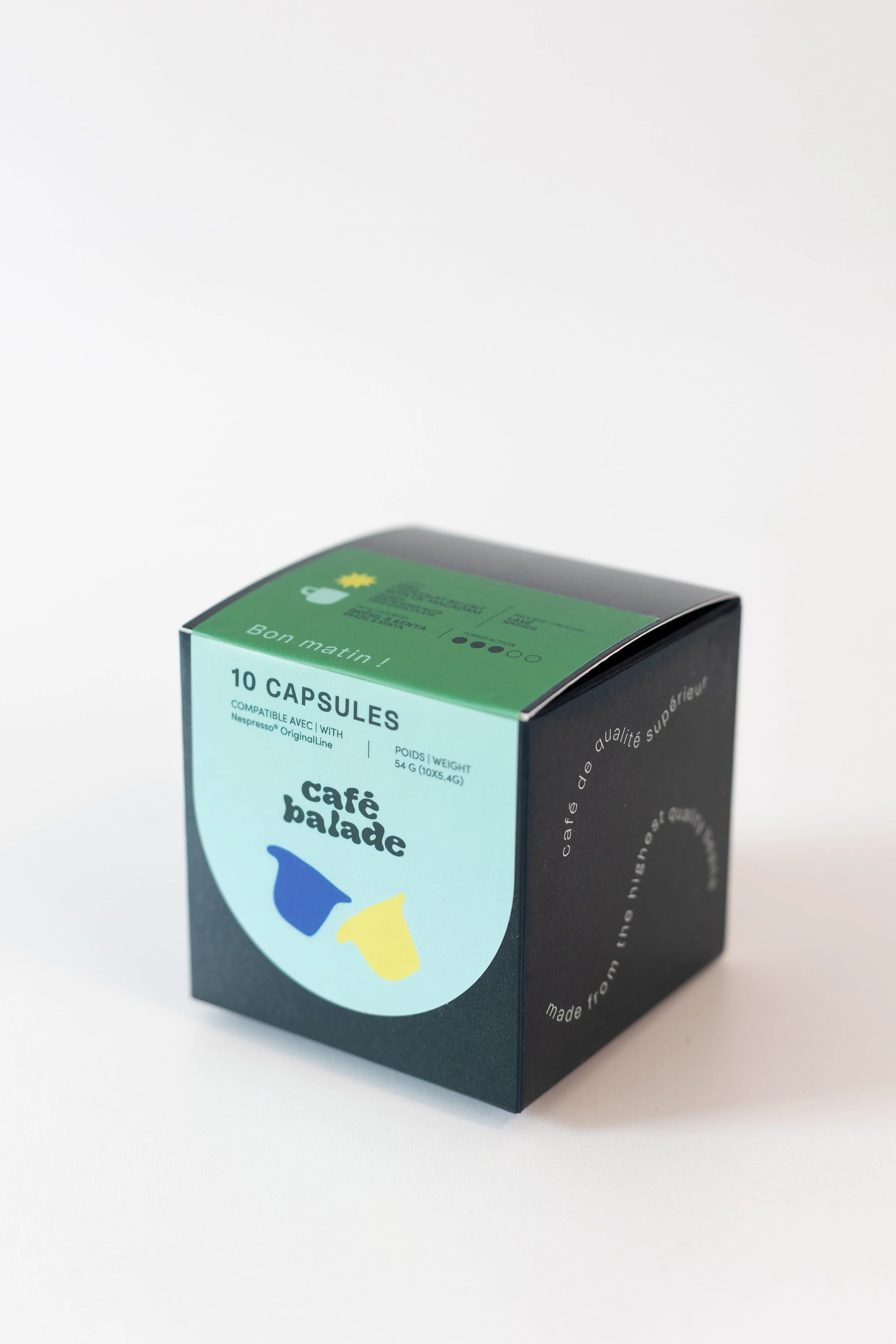 Boîte de capsules de café Café Balade avec logo coloré, texte en français, et design moderne, positionnée à angle sur fond blanc.
