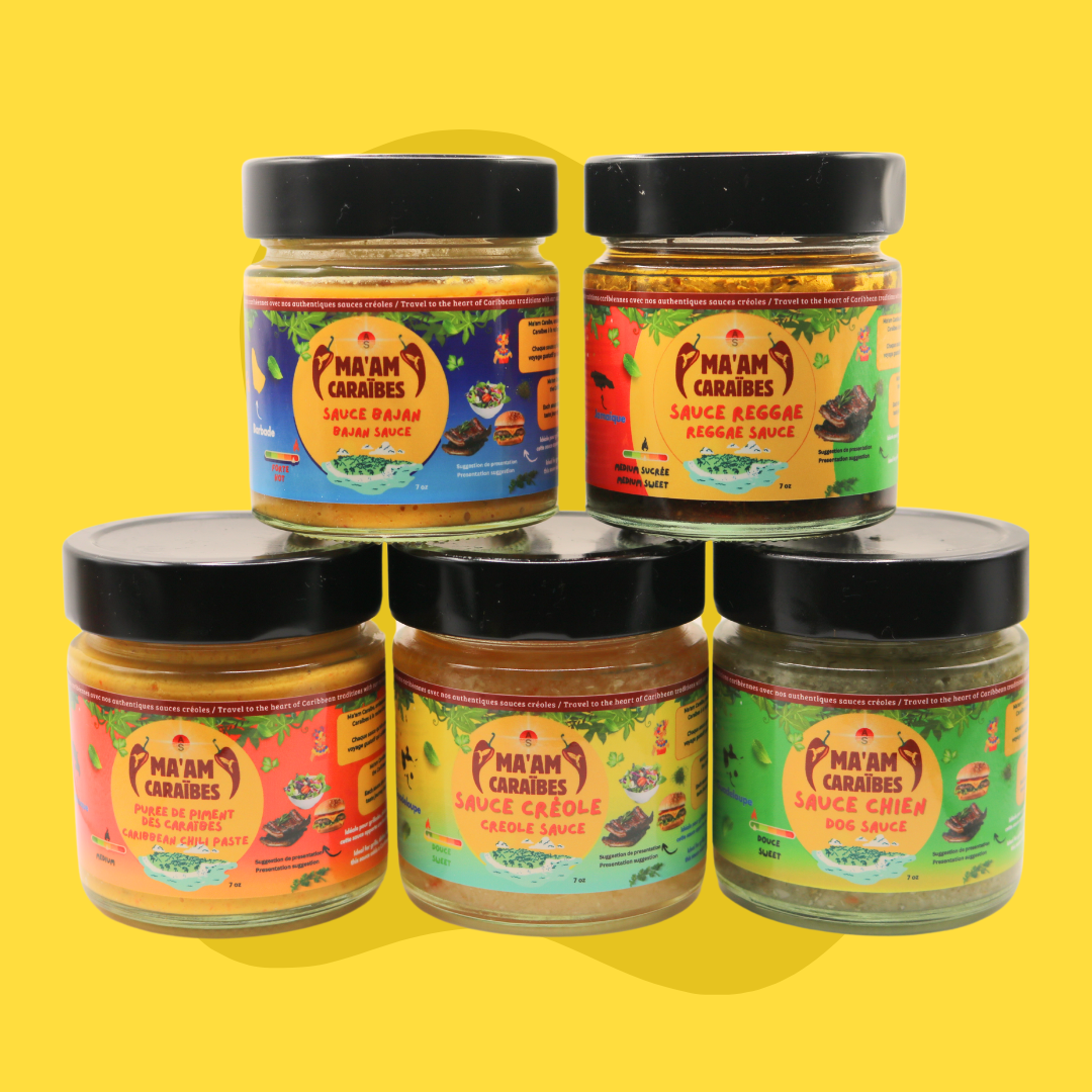 Assortiment de six pots de sauces créoles avec des étiquettes colorées sur un fond jaune