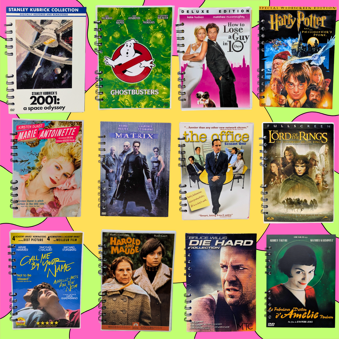 Une collection de dessins animés et films sur des cahiers à spirale, avec des jaquettes de films célèbres comme 2001: A Space Odyssey, Ghostbusters, How to Lose a Guy in 10 Days, Harry Potter, Marie Antoinette, The Matrix, The Office, Le Seigneur des Anneaux, Call Me By Your Name, Harold et Maude, Die Hard, et Amélie Poulain, disposés sur un fond coloré en motifs de couleurs vives.