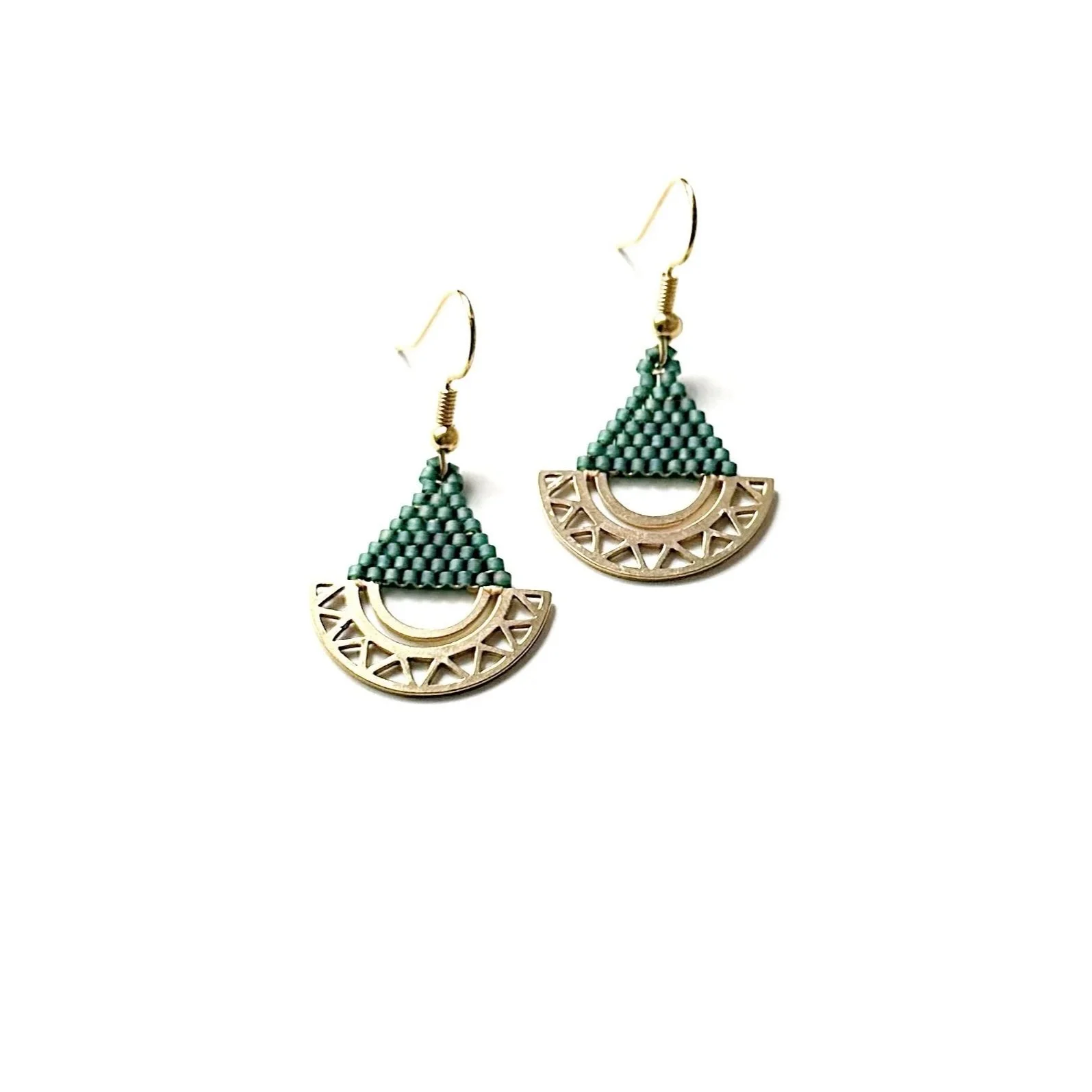 Boucles d'oreilles avec une partie triangulaire en perles vertes et une partie semi-circulaire en métal avec un motif décoratif.