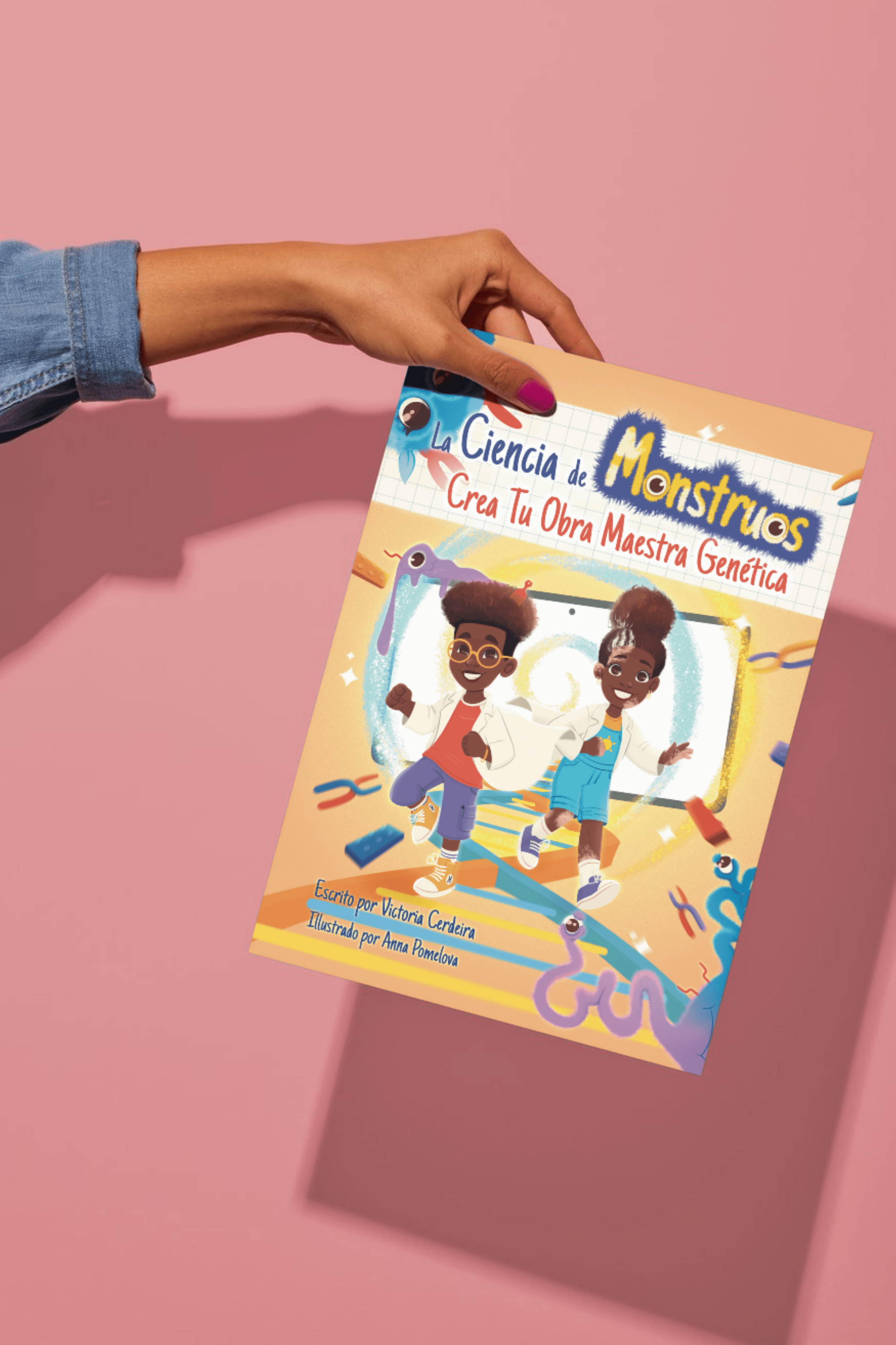 Couverture colorée d'un livre pour enfants intitulé "La Ciencia de Monstruos" avec deux enfants déguisés en scientifiques, illustration vibrante avec des éléments de laboratoire et des monstres.
