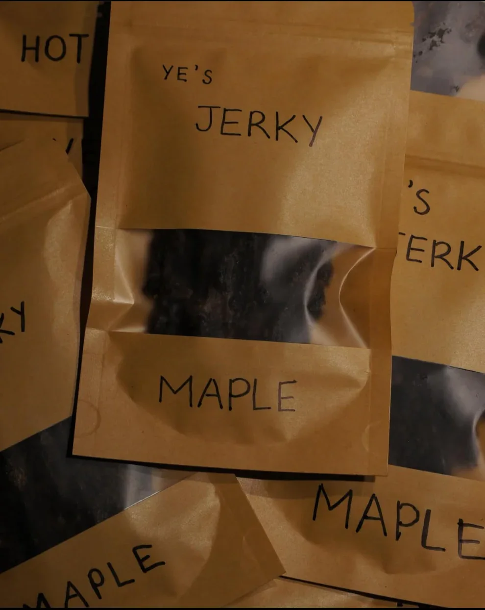 Paquets de viande séchée ou jerky, étiquetés 'Ye's Jerky' et 'Maple'