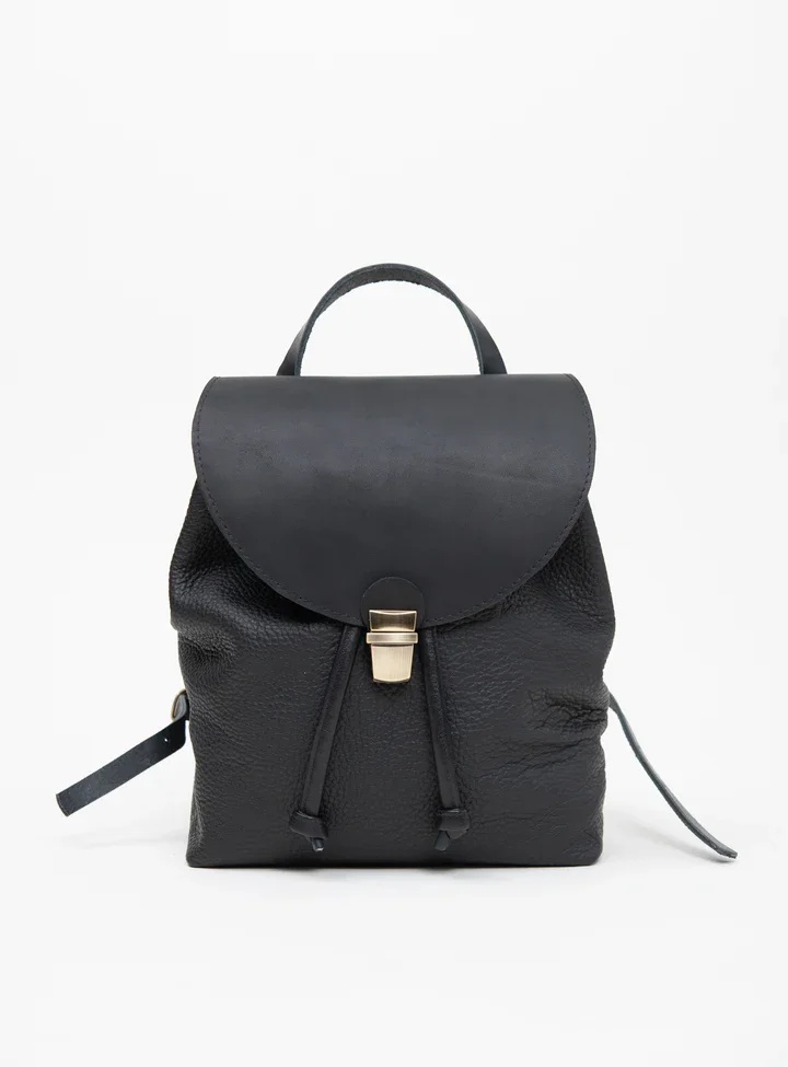 Sac à dos noir en cuir avec une fermeture métallique dorée, fond blanc.