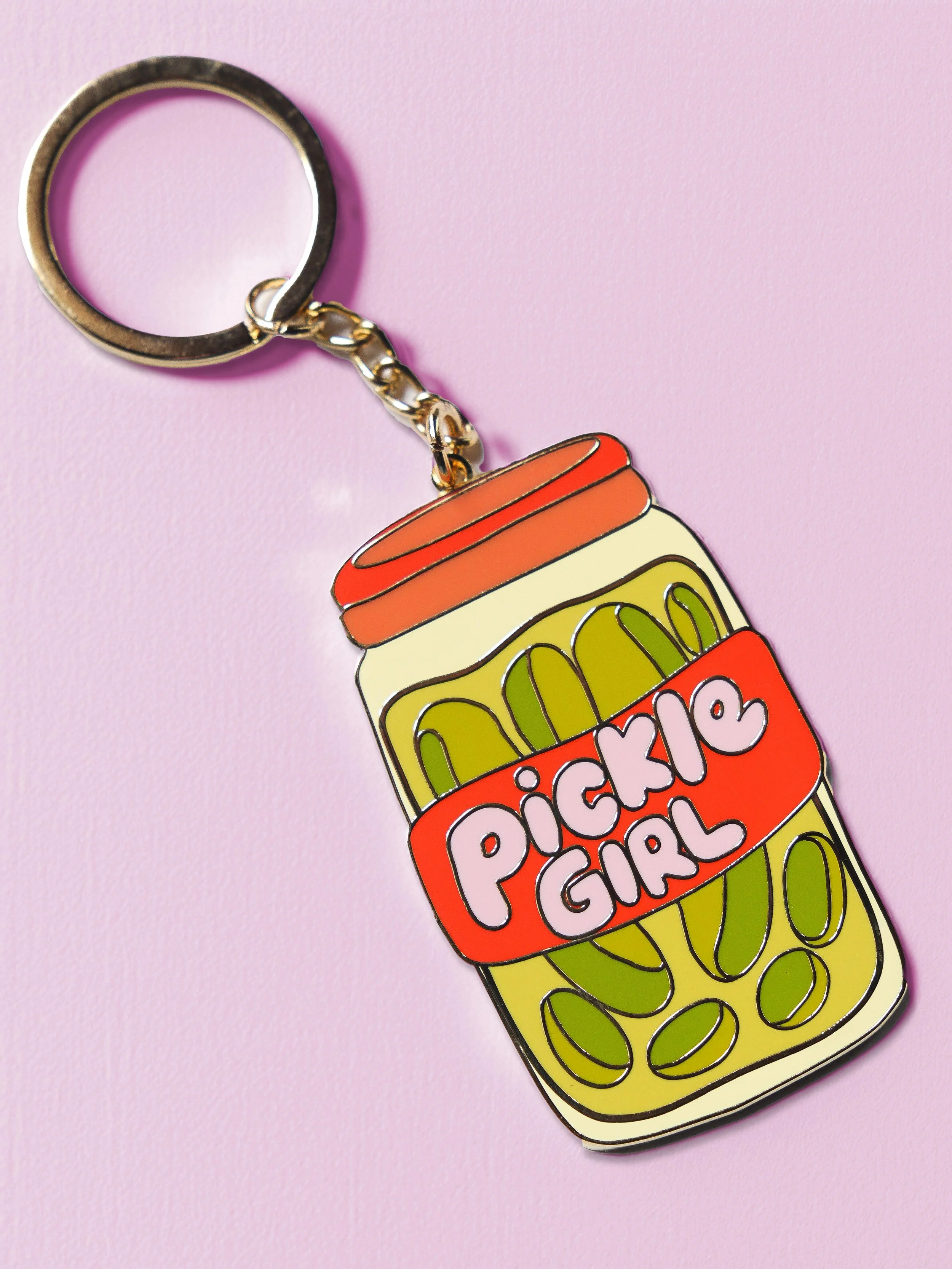 Porte-clé en forme de conserve de Pickle Pie, plume jaune, fond rose, style cartoon.