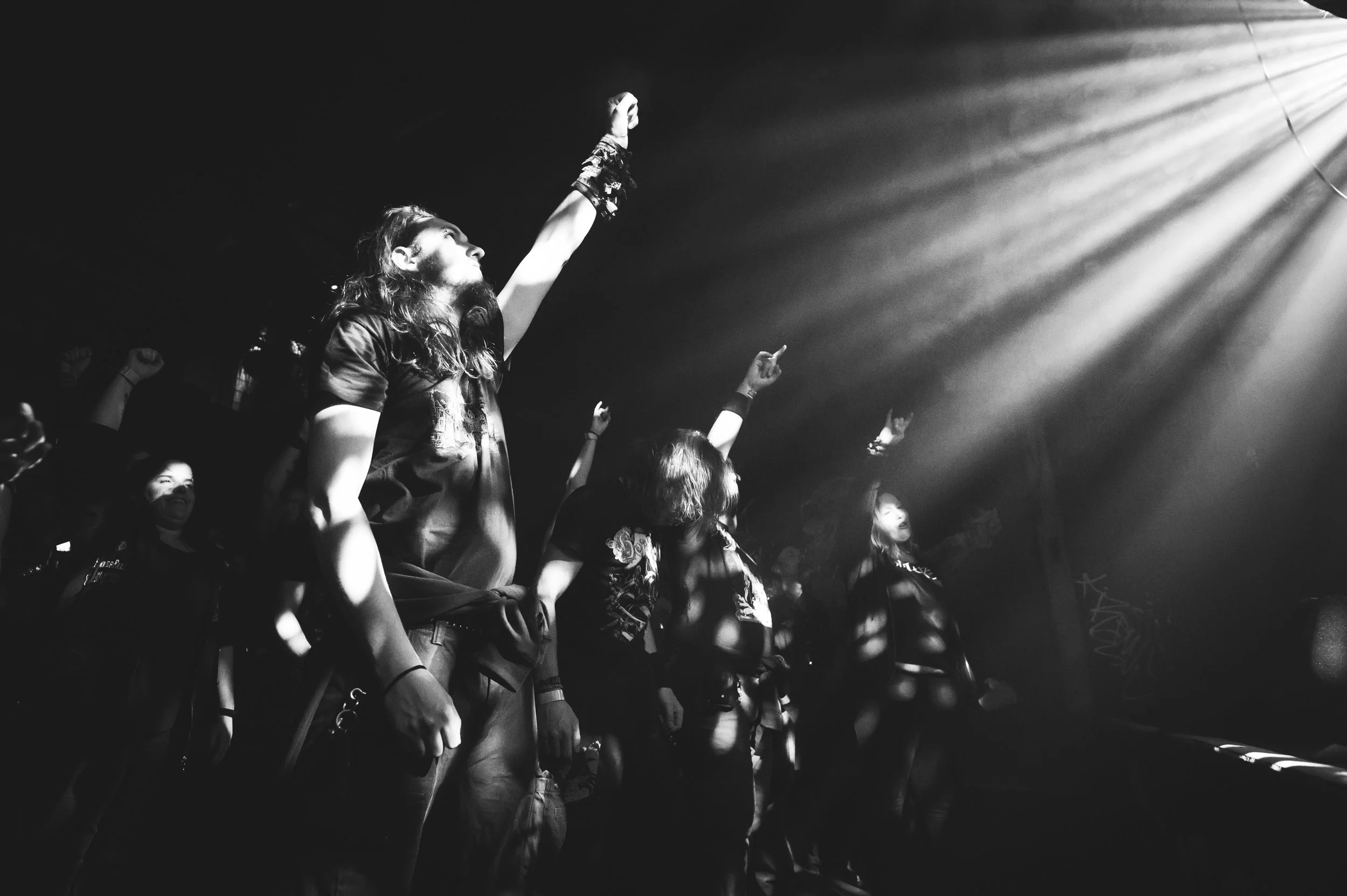 Konzertfotografie Schweiz – begeisterte Crowd bei einem Live Konzert mit intensiver Lichtstimmung