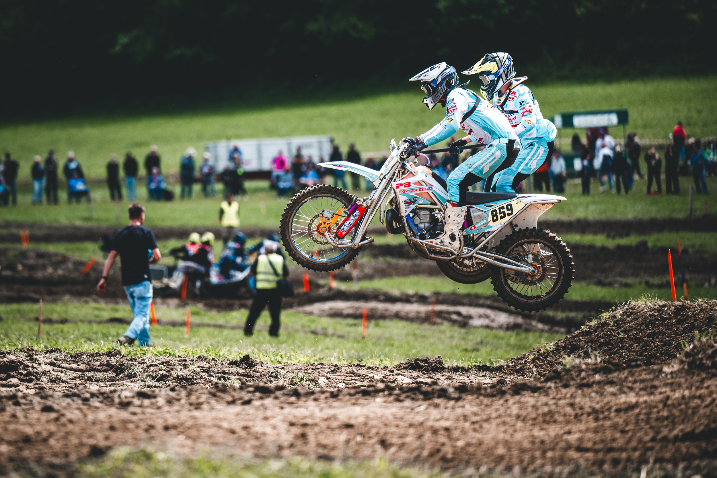 Spektakulärer Sprung eines Seitenwagen-Motocross-Gespanns mit der Startnummer 859 beim SAM-Rennen in Hünikon, professionelle Action-Sportfotografie von LUX Cinematic Arts.