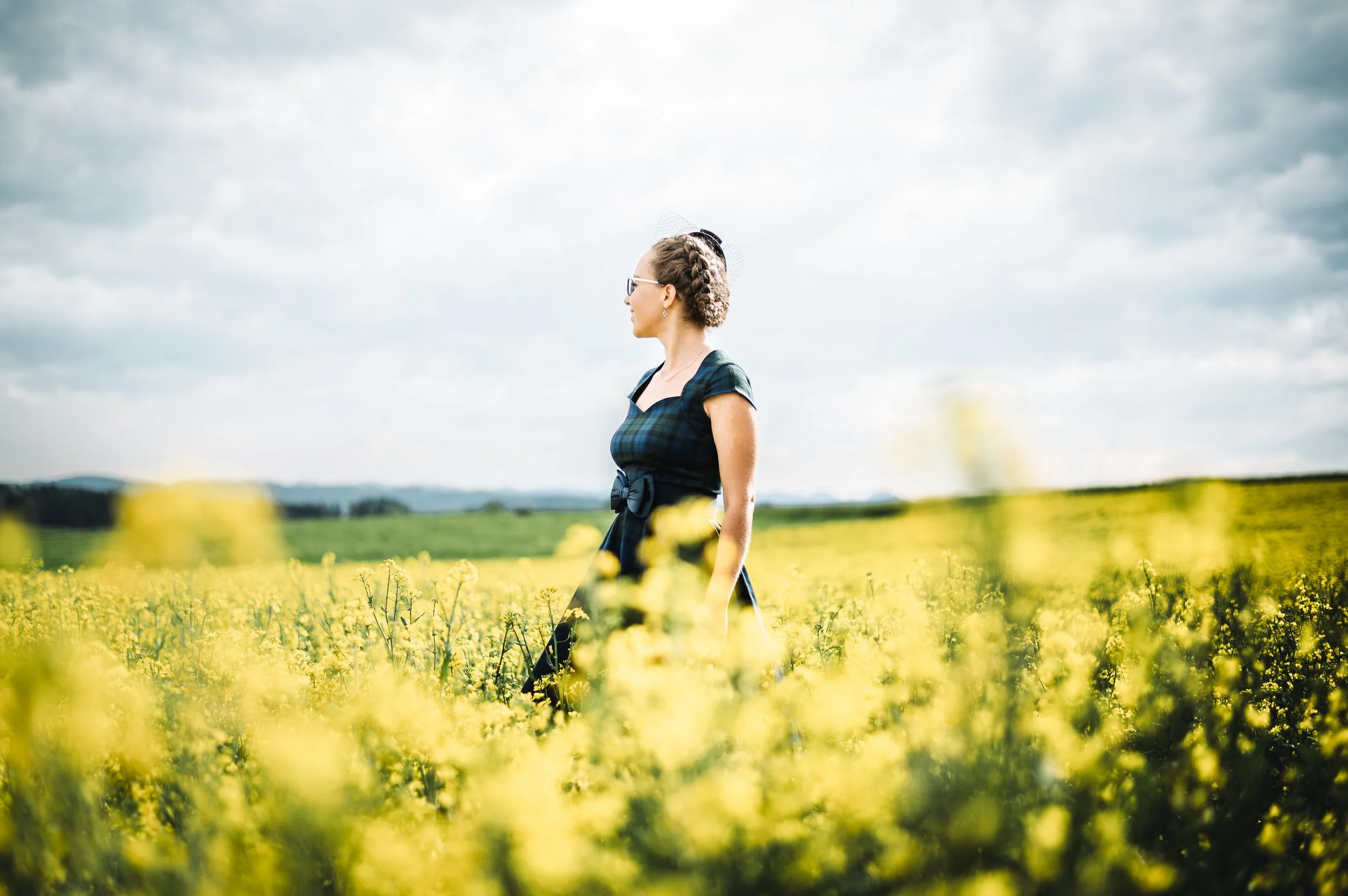 Paar- und Portraitfotografie Ostschweiz – natürliches Outdoor Shooting im Rapsfeld mit cinematic Look