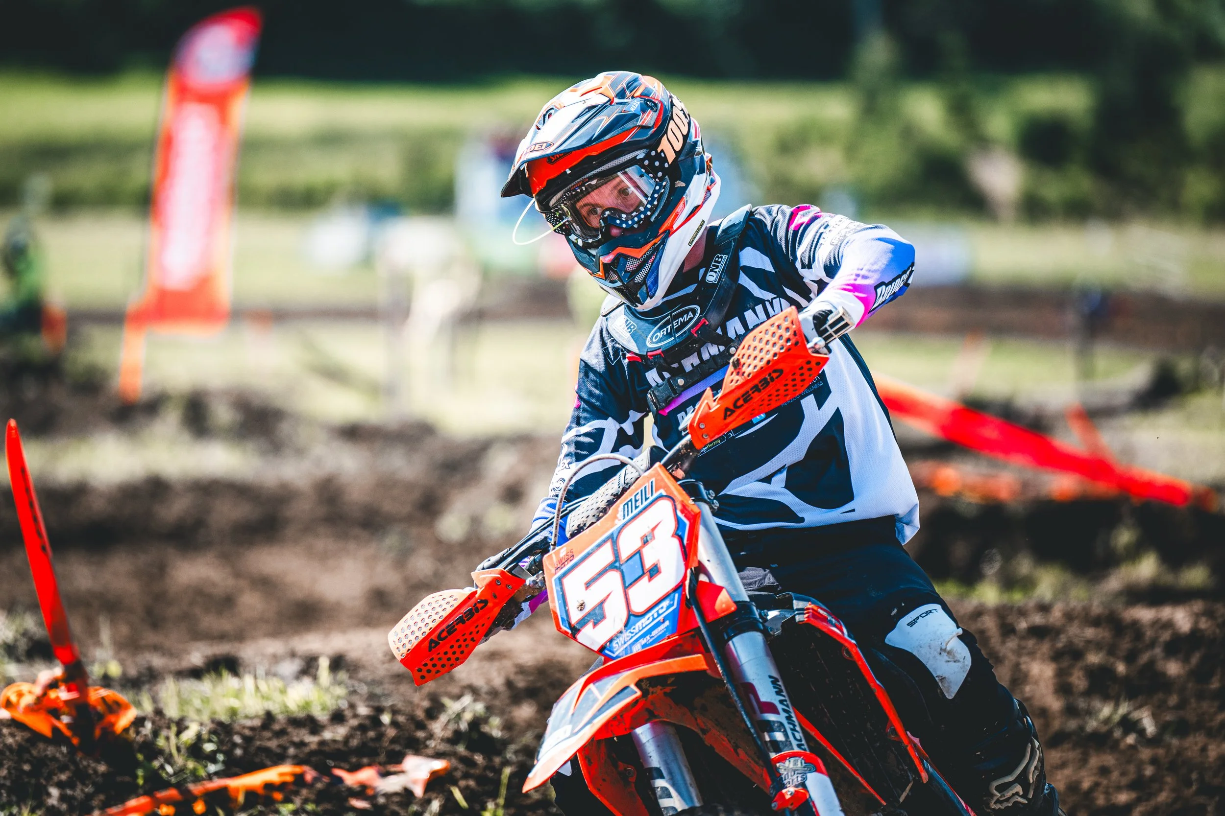 Fokussierter Blick: Ein Motocross-Fahrer mit der Startnummer 53 steuert seine KTM durch das Gelände beim SAM-Rennen in Hünikon (Thurgau), ausdrucksstarke Schweizer Action-Sportfotografie.