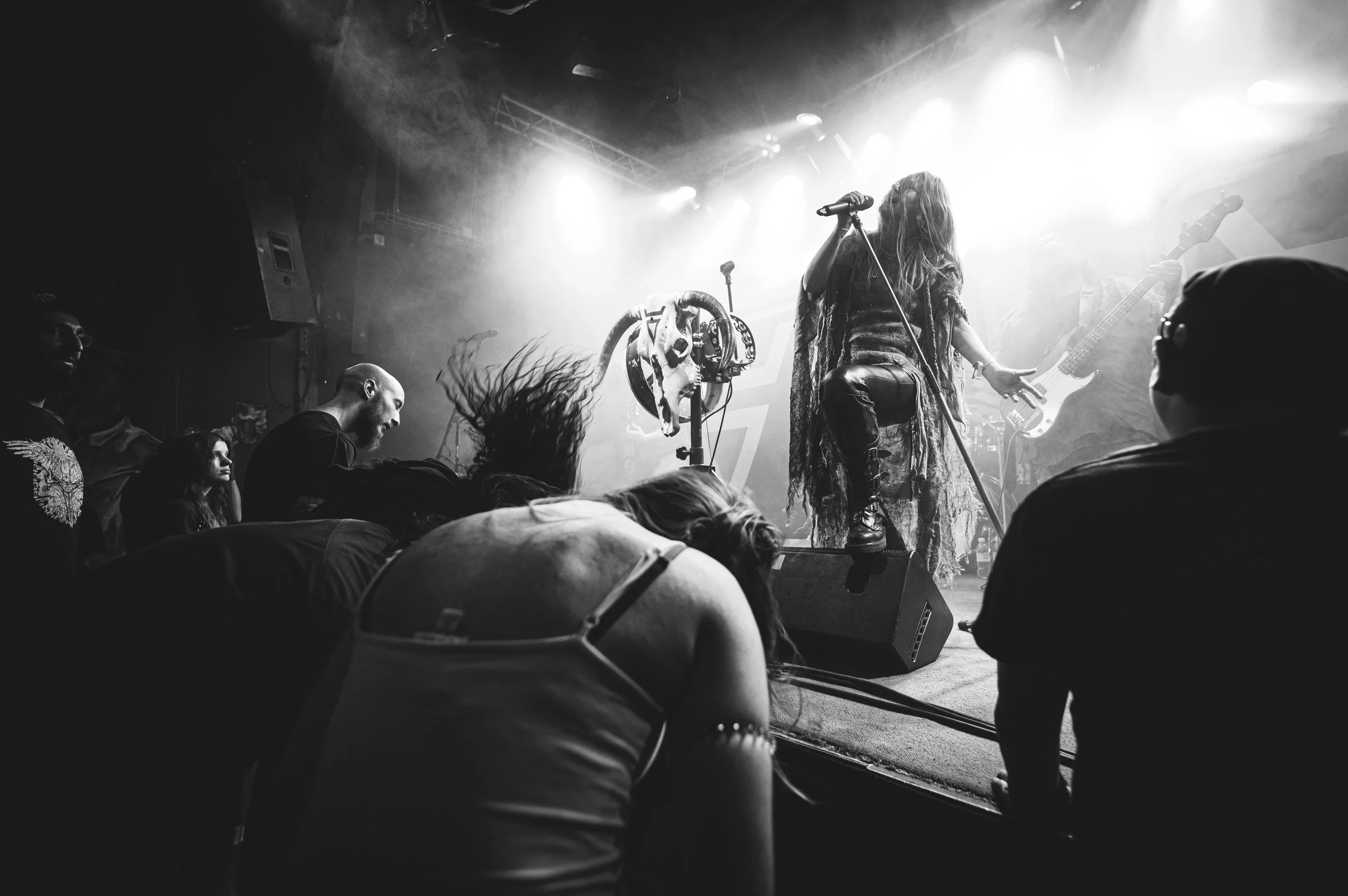 Konzertfotografie Schweiz – Metal Band Arkona live auf der Bühne mit intensiver Atmosphäre und Crowd Energy