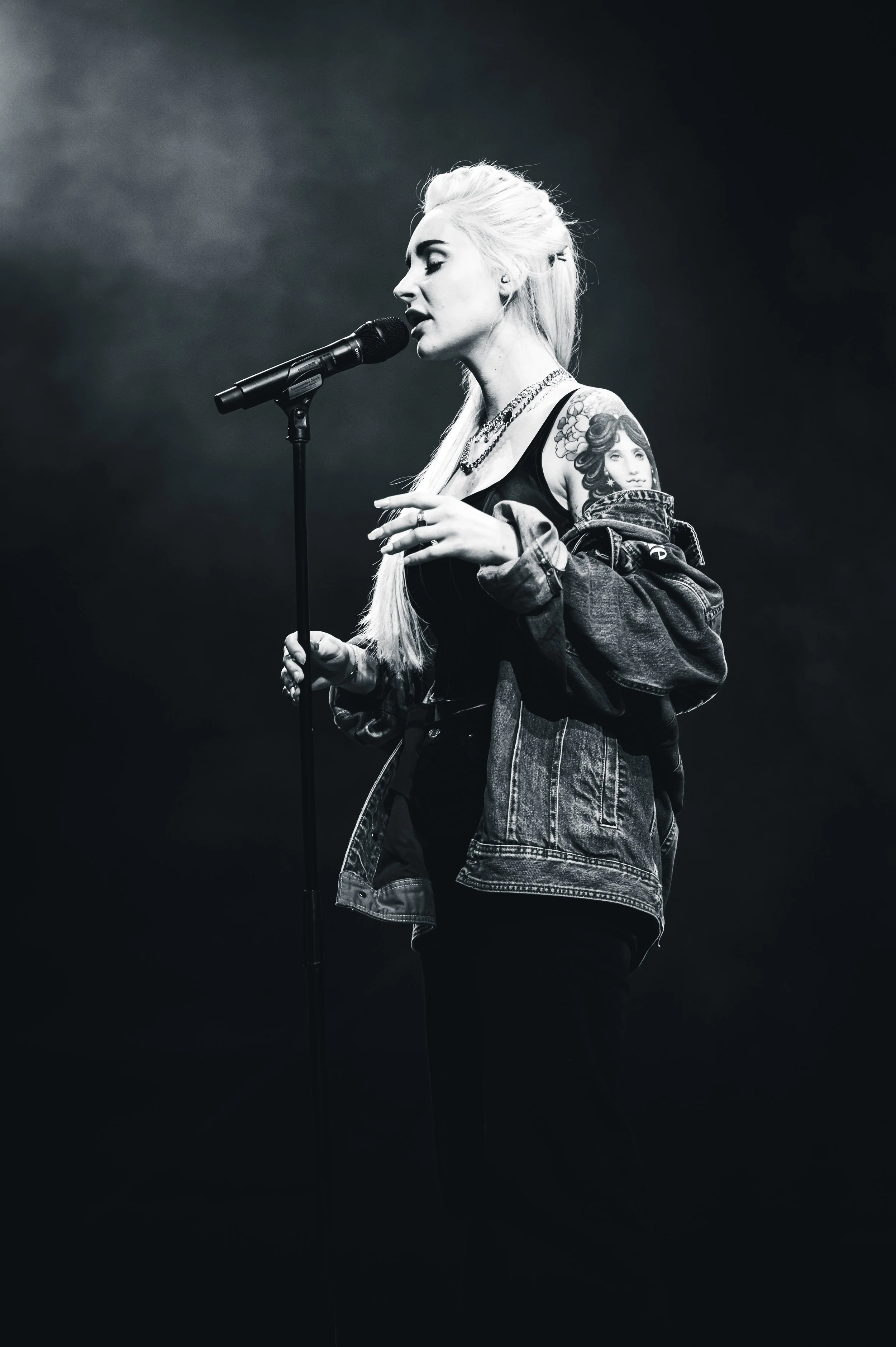 Konzertfotografie Schweiz – Sängerin live auf der Bühne mit emotionaler Performance im Spotlight