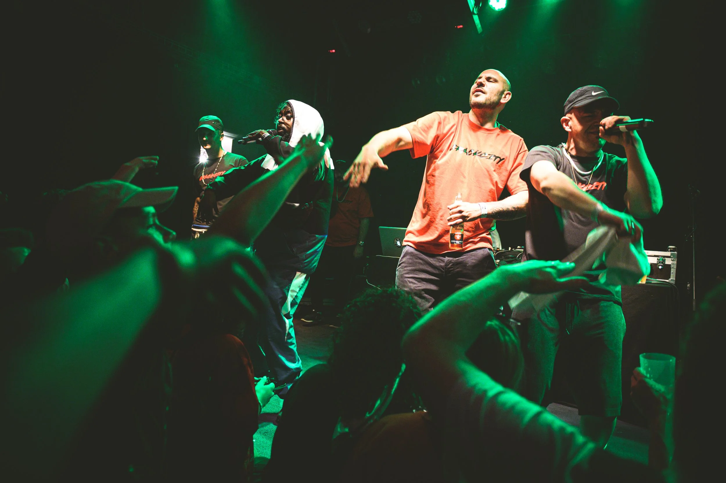 Konzertfotografie Schweiz – Hip-Hop Konzert mit Rappern auf der Bühne und energiegeladener Crowd