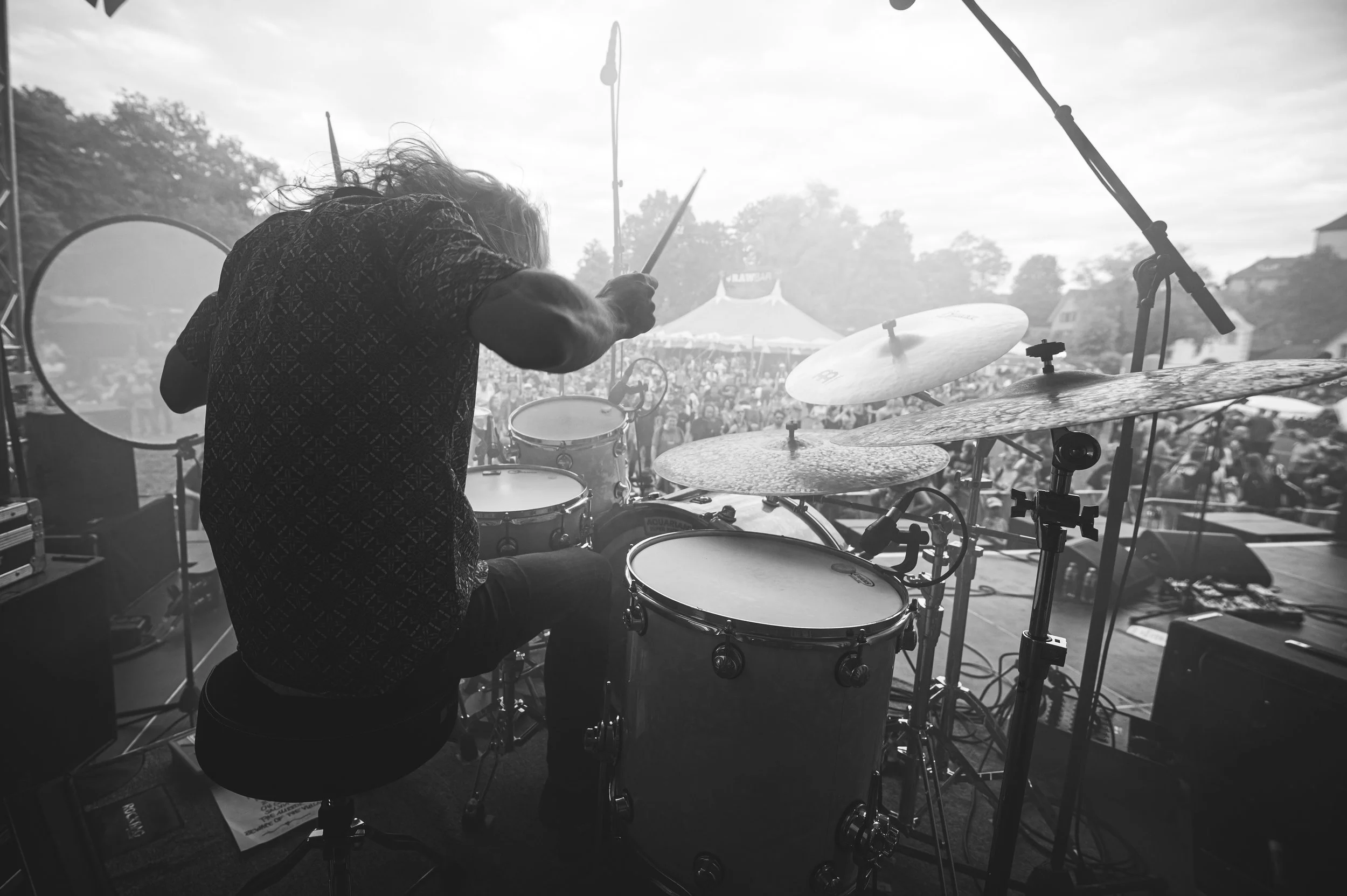 Eventfotograf Schweiz – Konzertfotografie eines Drummers live auf der Bühne mit intensiver Stimmung