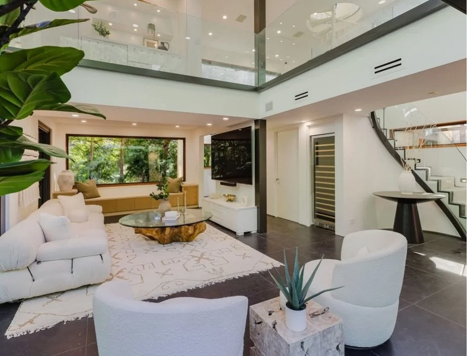 New year new projects ✨ step into our newest listing 10443 Corfu Ln 🤍 tucked away in laurel canyon filled with beautiful natural elements and glass throughout. We wanted this home to feel like the zen oasis that it is 🌿 #hometour #homestaging #open