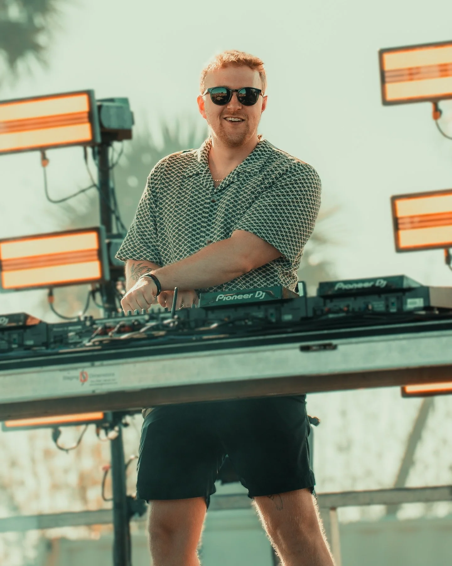 @effinofficial was having a blast playing at beautiful Aquachobee for @okeechobeefest ! Perfect grooves for a sunset show!

#effin 
#okeechobeemusicfestival 
#sunset 
#aquachobee 
#musicphotography