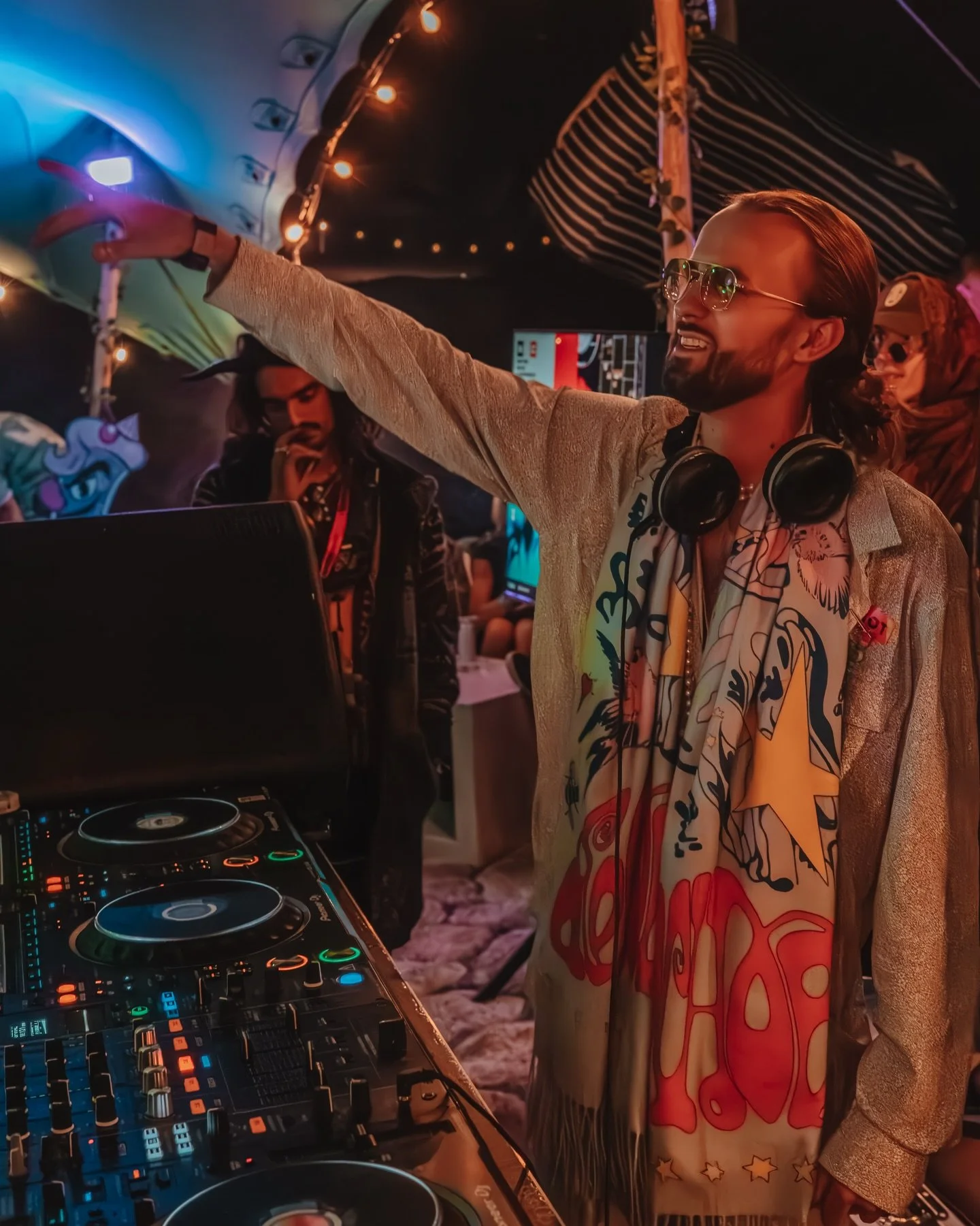 @lows_only had @raaketofficial @georgemarshall3 and @thadiceman put the final touches on @okeechobeefest 2026! Holding down the fort for an after hours arcade party!

#lowsonly 
#raaket 
#thadiceman