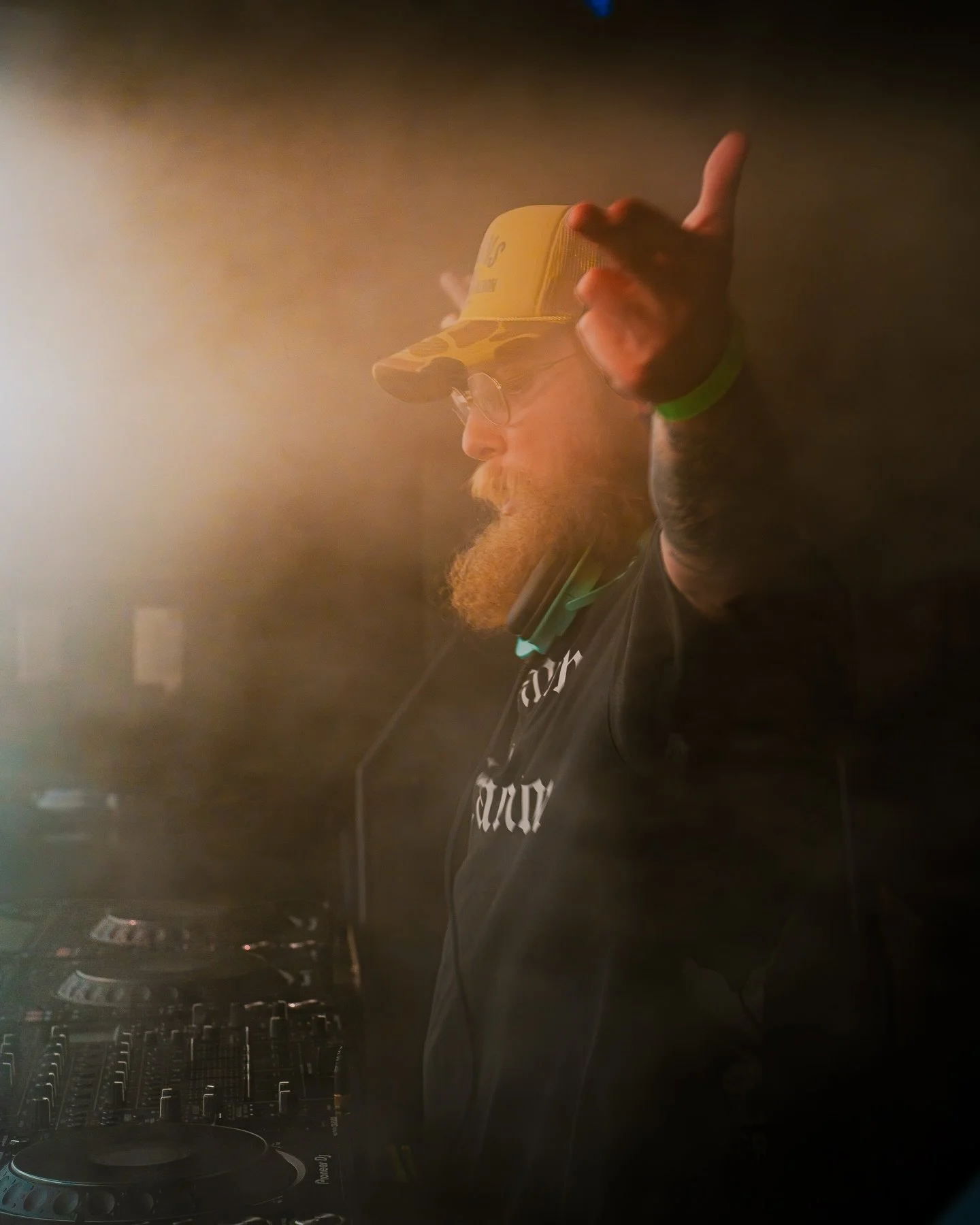 The rain can&rsquo;t stop @mrboogiet or the crowd at @daer_dayclub from throwing down! All to make the second half that much better with the☀️coming back out and a lovely 🌈 to finish the set! Always a great show at @daersouthfl !