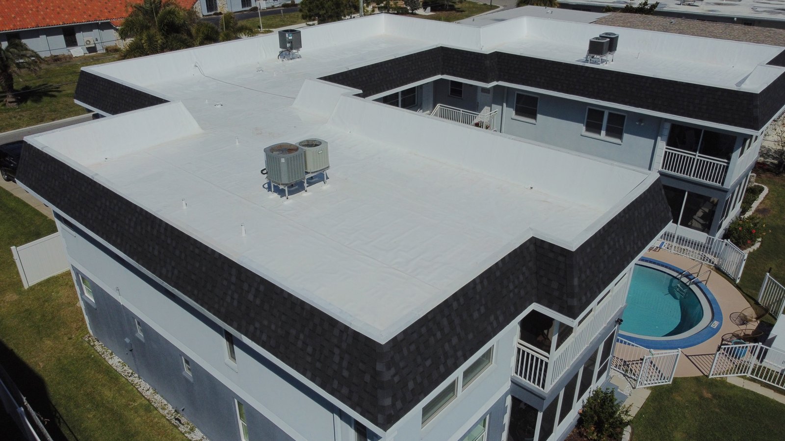 01_waterfront-flat-roof-home_aerial.jpg