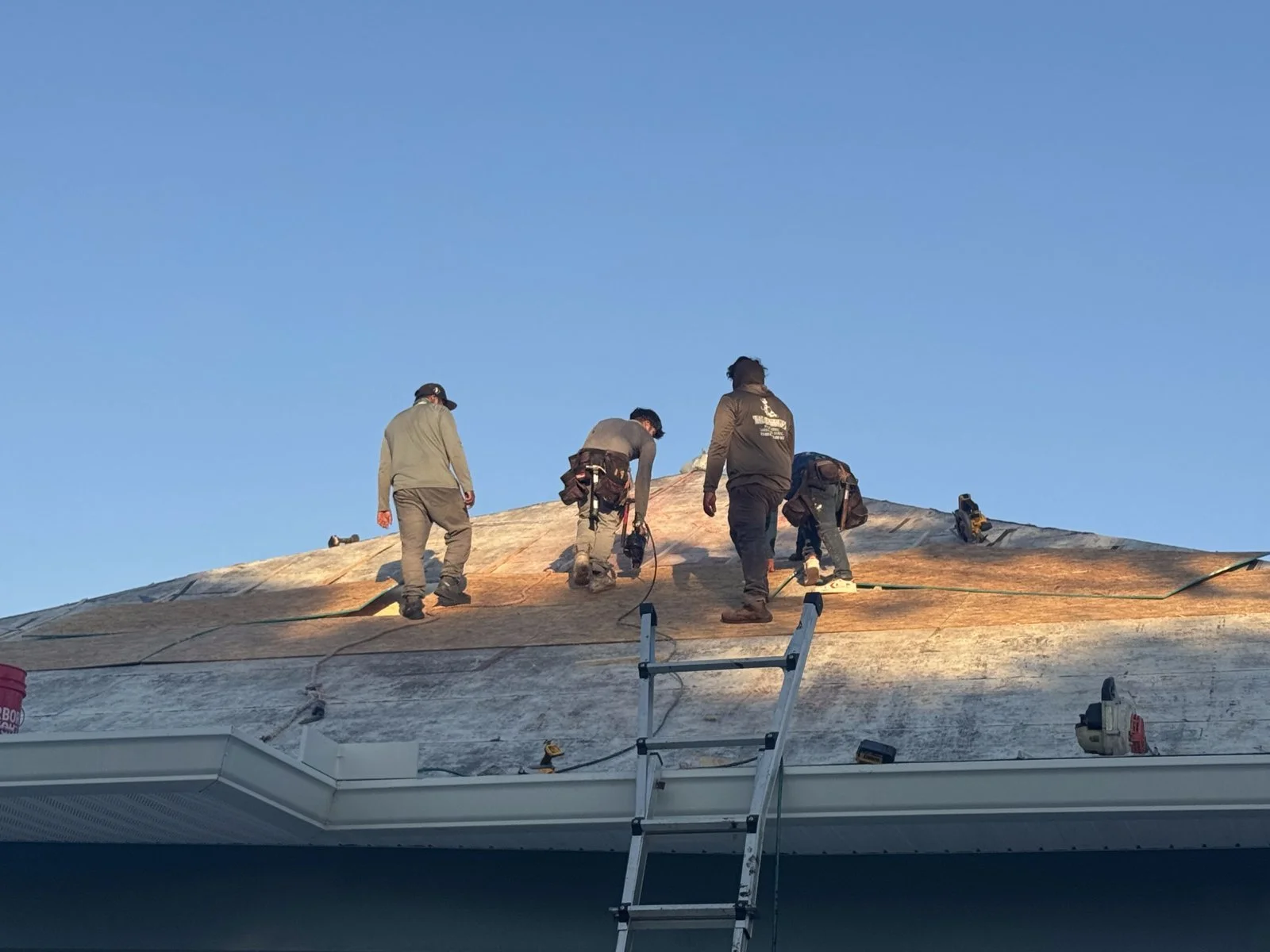 14_crew-installing-roof-decking.jpg