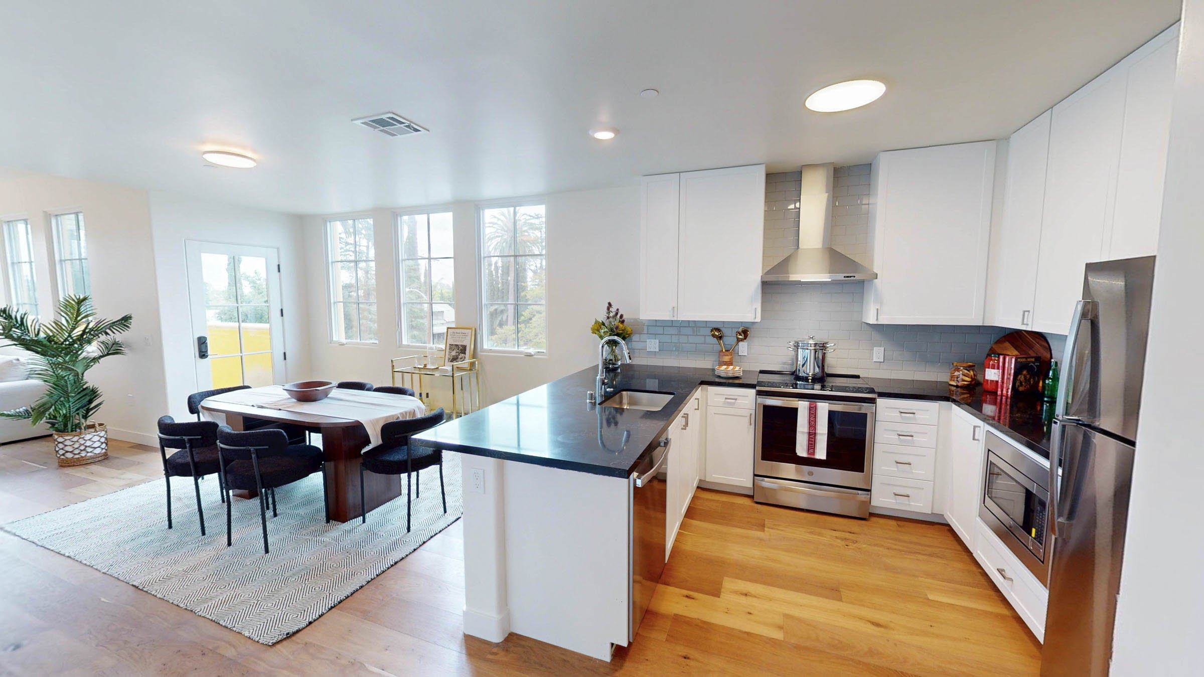 Kitchen with island and contemporary finishes at Walnut Crossing Pasadena