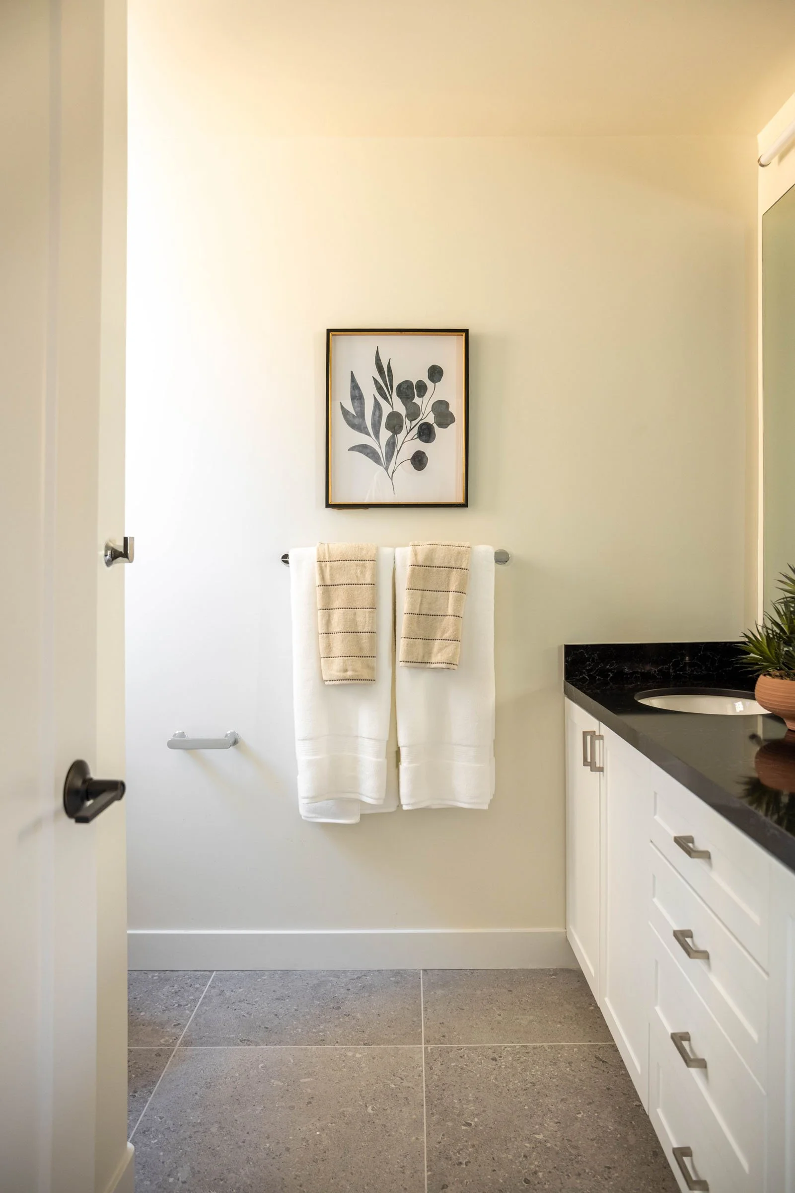 Bathroom with contemporary finishes at Walnut Crossing Pasadena