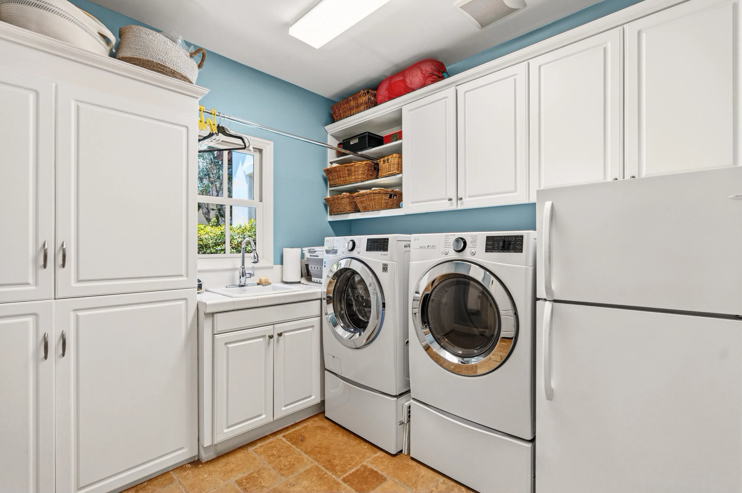 A9M_057_8181 Lamour Ln.jpg