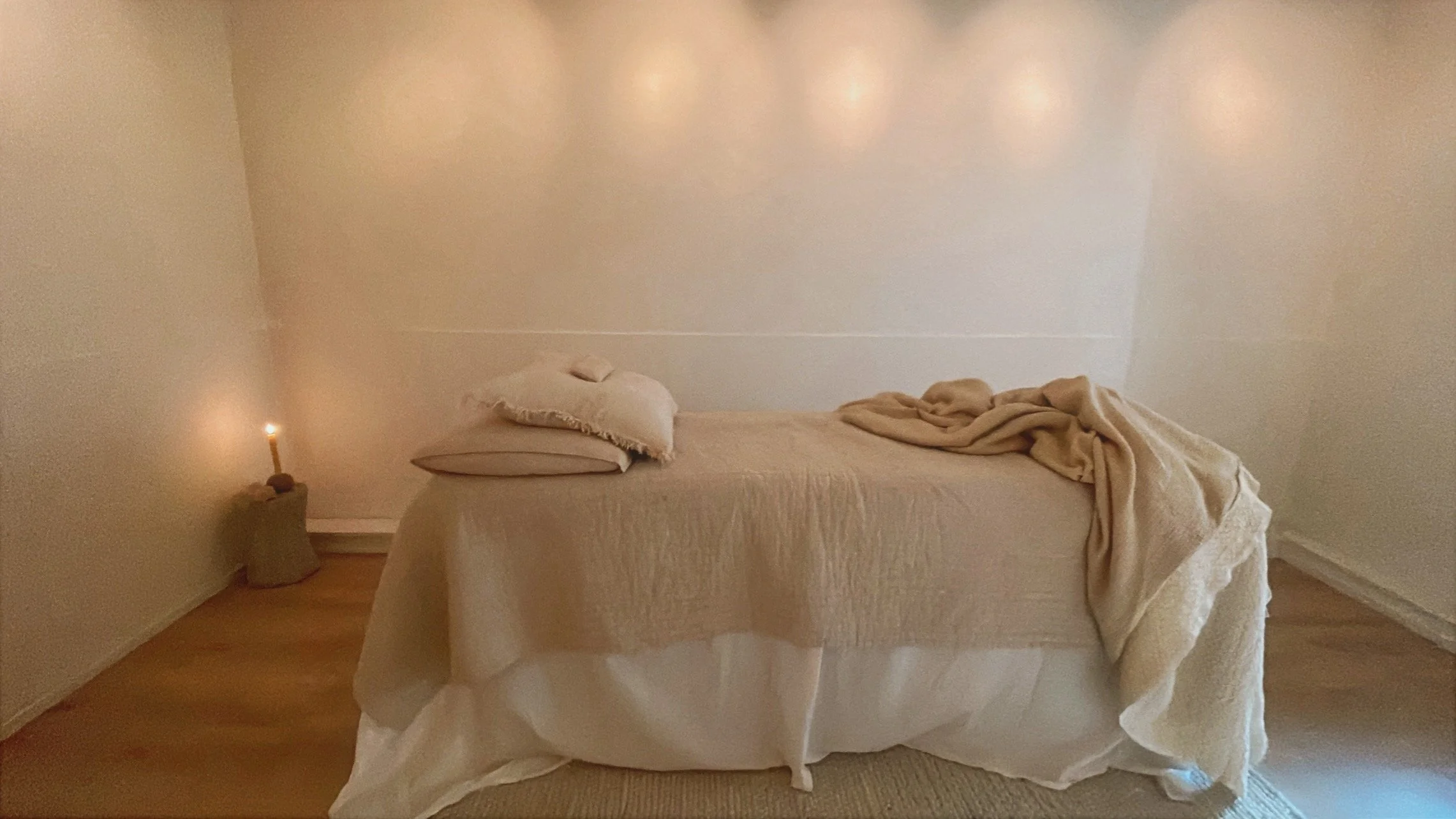 Ein atmosphärischer Raum für Ruhe, Entspannung und Nervensystem-Regulation bei einer Reiki Energie  Behandlung.