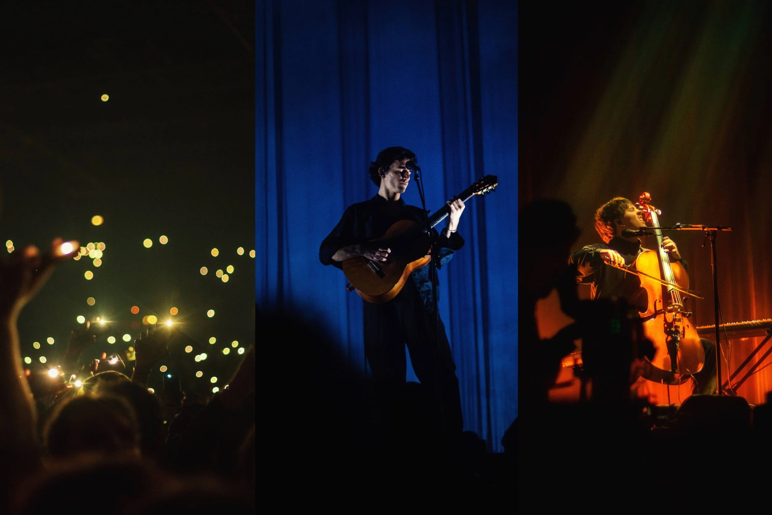 Photo d'un concert, avec un public tenant des lampes allumées, une personne jouant de la guitare devant un rideau bleu, et une autre jouant du violoncelle devant un rideau orange, dans un environnement sombre