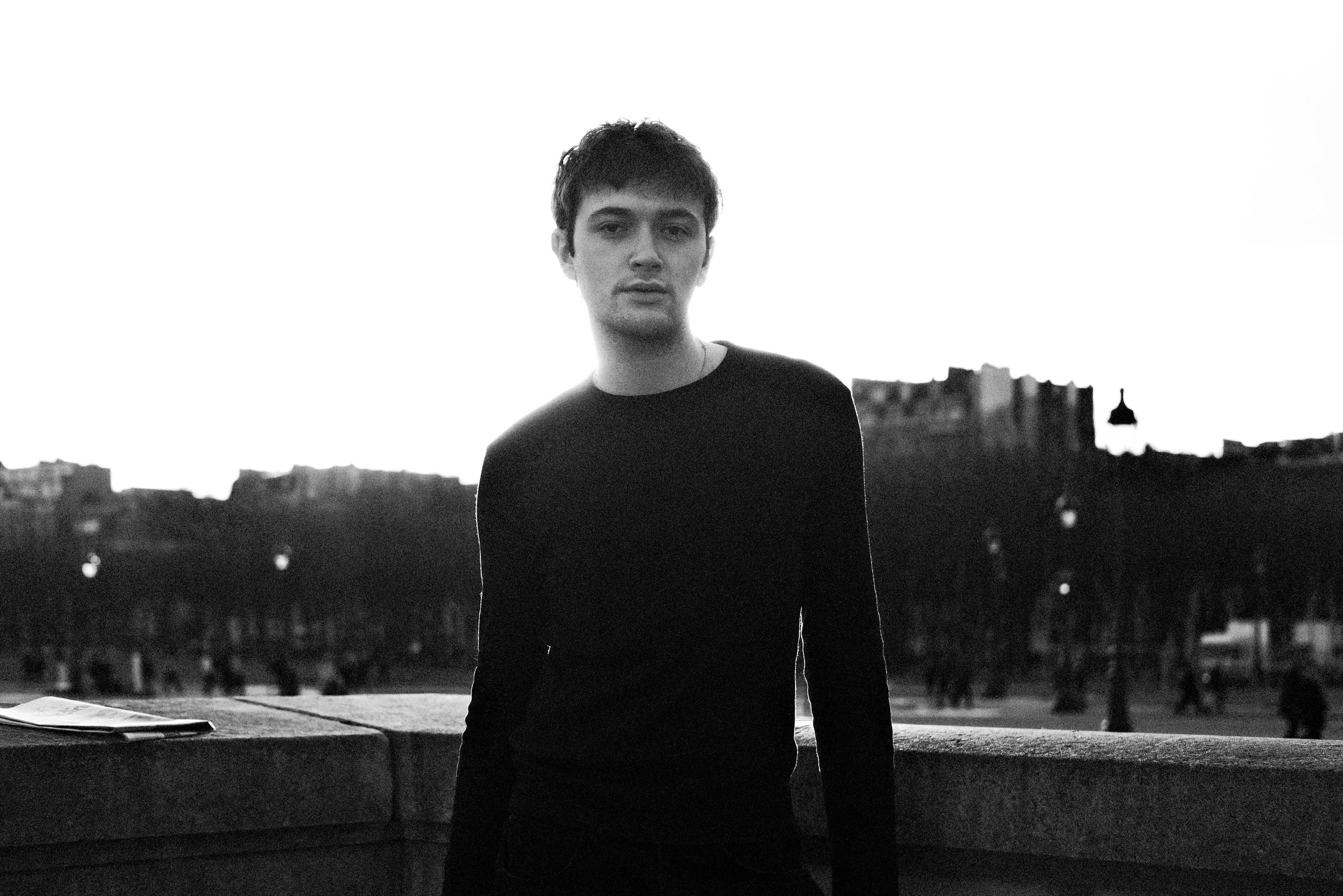 Photographie portrait en extérieur noir et blanc 