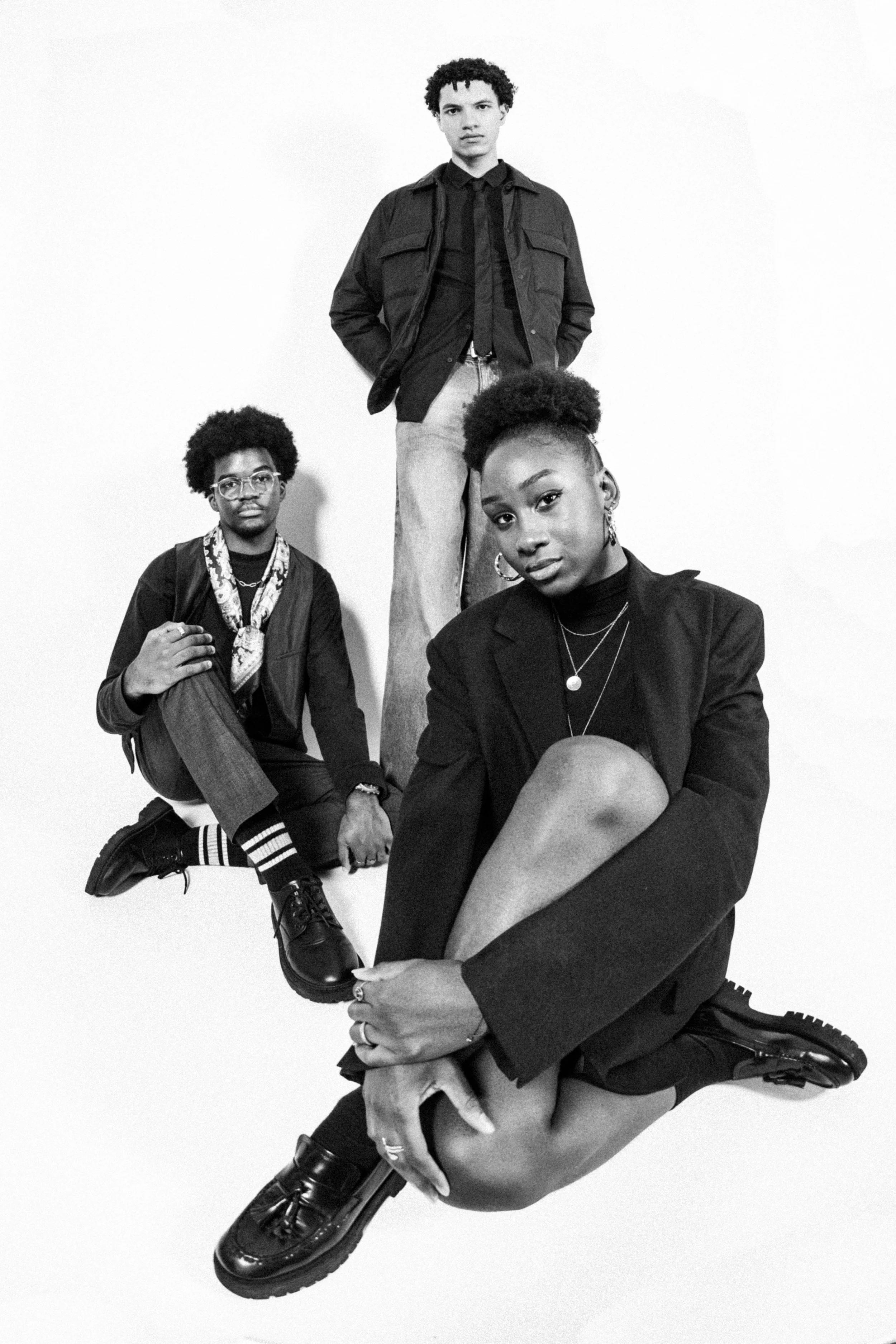 Photographie éditoriale portrait studio en noir et blanc