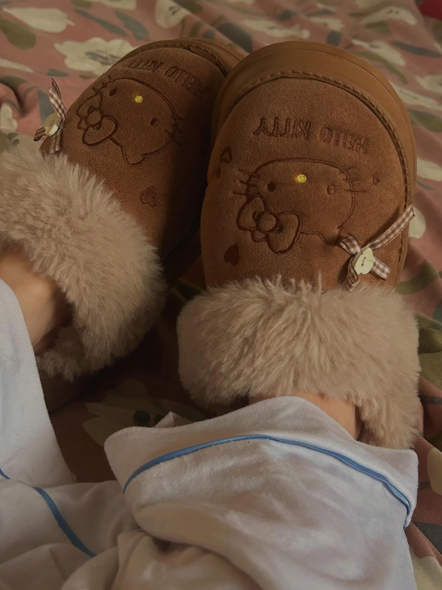 Friendly reminder: don&rsquo;t forget to book your pedicure appointment before your toes start begging for help 😂✨

This is how I keep my toes fresh, soft, and cozy 🤎✨
Fresh pedi + warm fluffy slippers = my kind of self-care 👣

What&rsquo;s your g