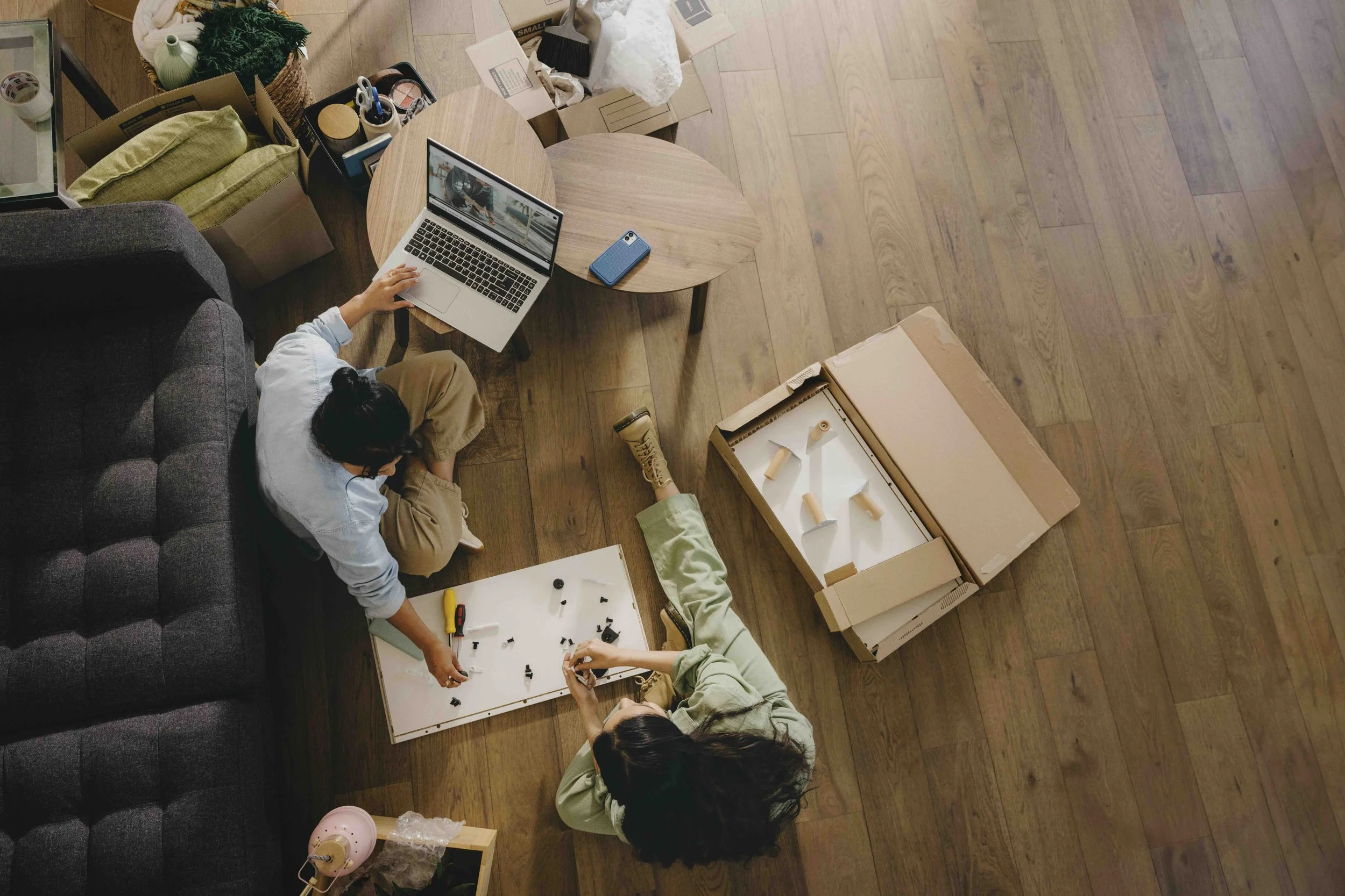 240410_COMCAST-MOVERS_DUSTIN-AKSLAND_Living-Room-Roommates-0402.jpg