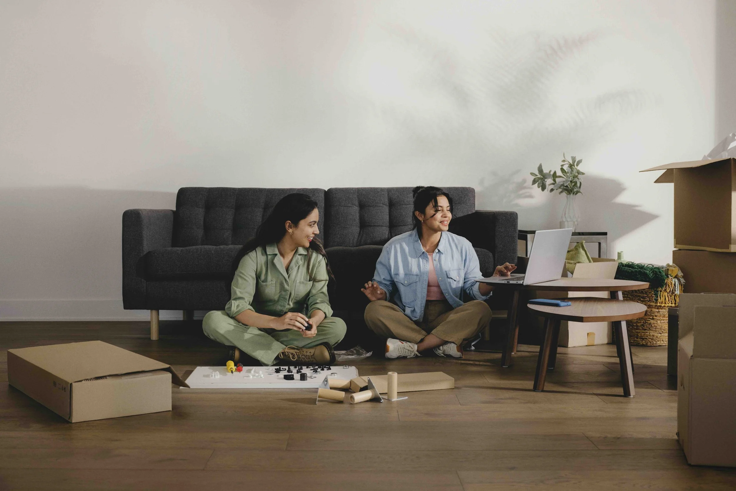 240410_COMCAST-MOVERS_DUSTIN-AKSLAND_Living-Room-Roommates-0229.jpg