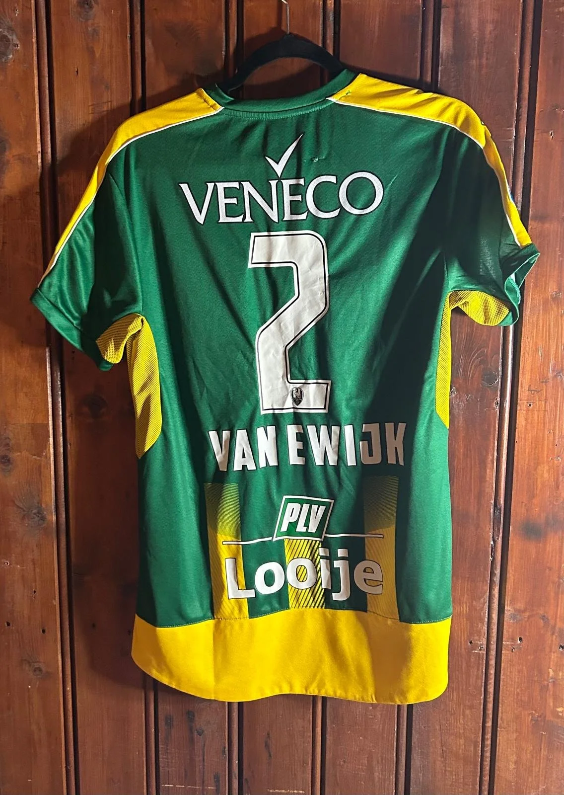 Achterkant van gesigneerd ADO Den Haag shirt van Milan van Ewijk met handtekening voor winactie kinderboek