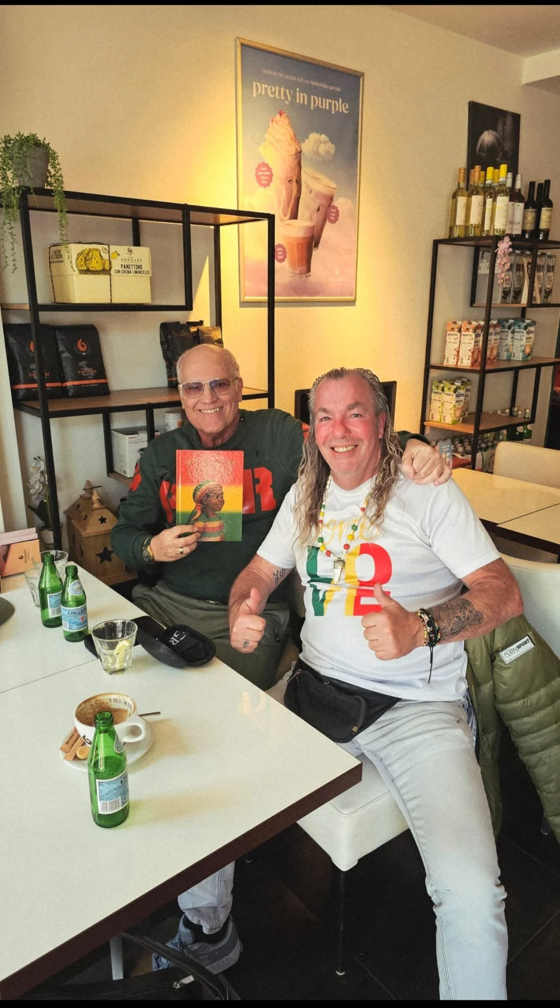 Martin Jol en auteur Jacky Krassenburg met het kinderboek Reggae Jackae en Rastafari