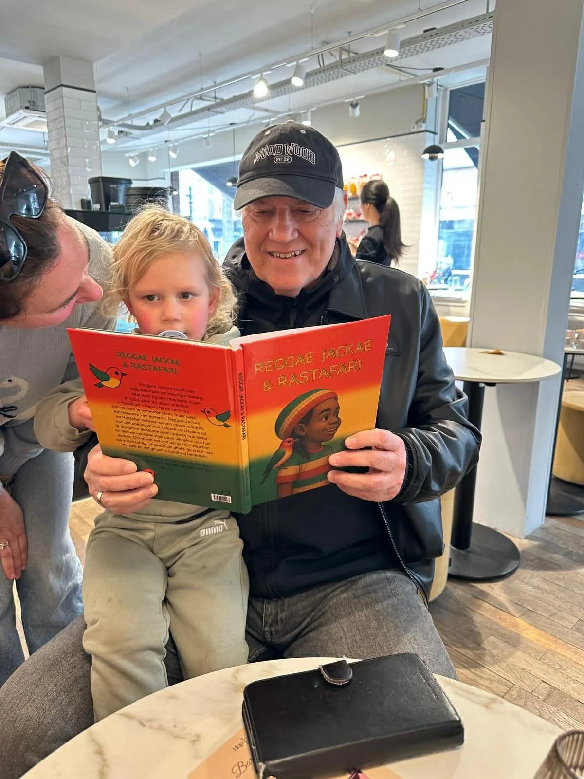 Martin Jol leest het kinderboek Reggae Jackae en Rastafari voor aan zijn kleindochter