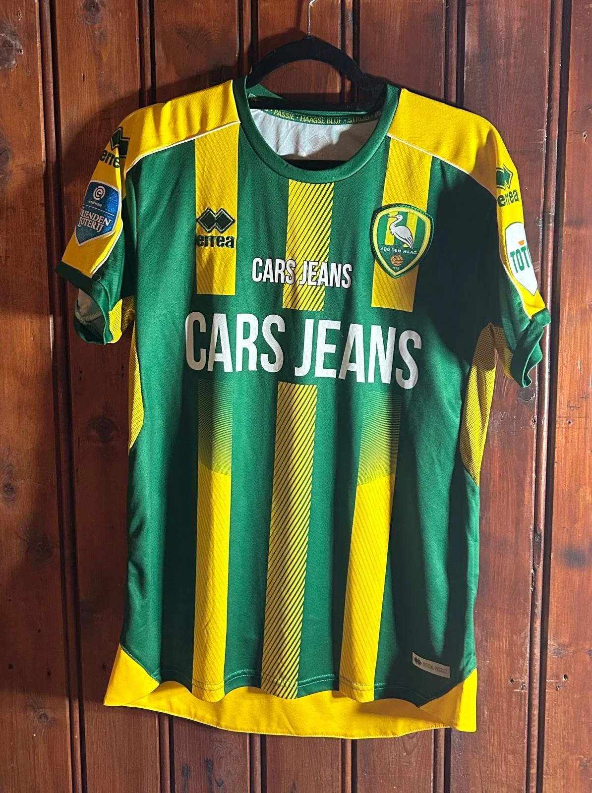 Voorkant van gesigneerd ADO Den Haag shirt van Milan van Ewijk winactie kinderboek Reggae Jackae en Rastafari