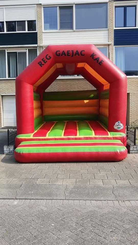 Springkussen in reggae kleuren voor kinderfeestjes en evenementen