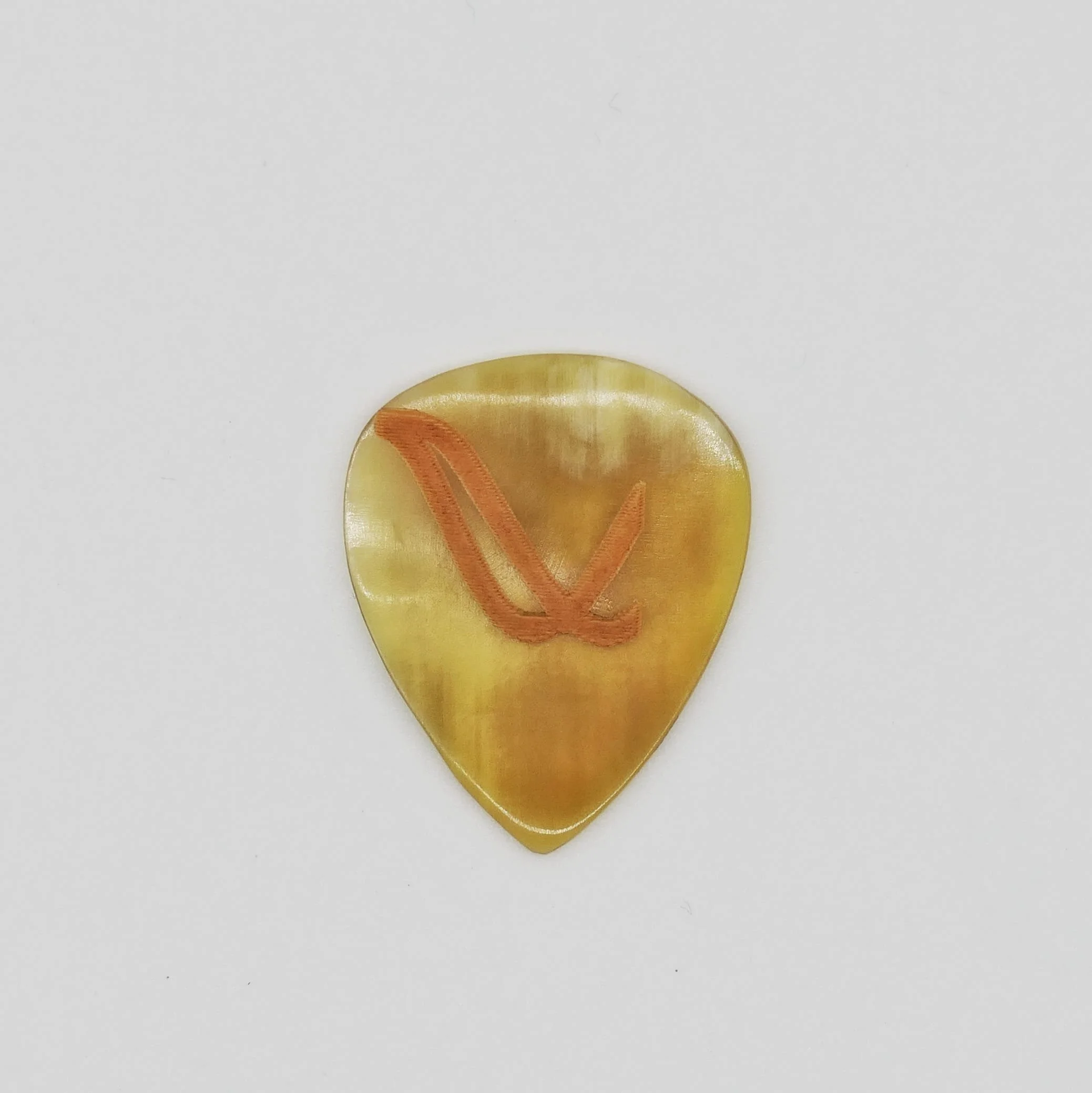 Nativo™ Flat Pick - Clear Horn