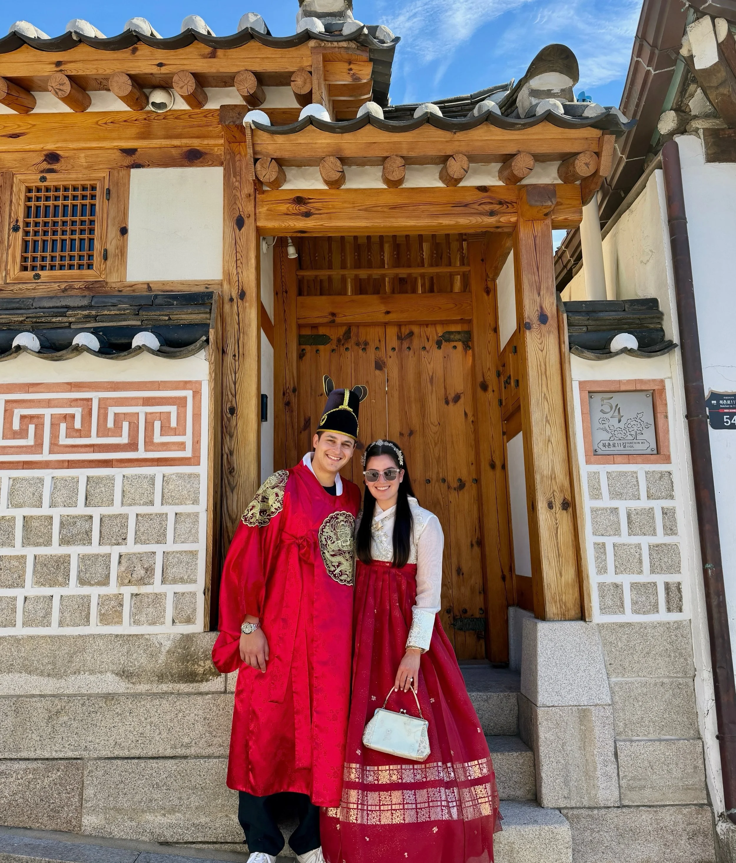 Seoul really surprised me! 🇰🇷 Such a fun addition to our Asia itinerary and a city that has a little bit of everything. Incredible shopping, beauty, art, food, and culture.

A few things not to miss:

🇰🇷 The changing of the guards at Gyeongbokgun