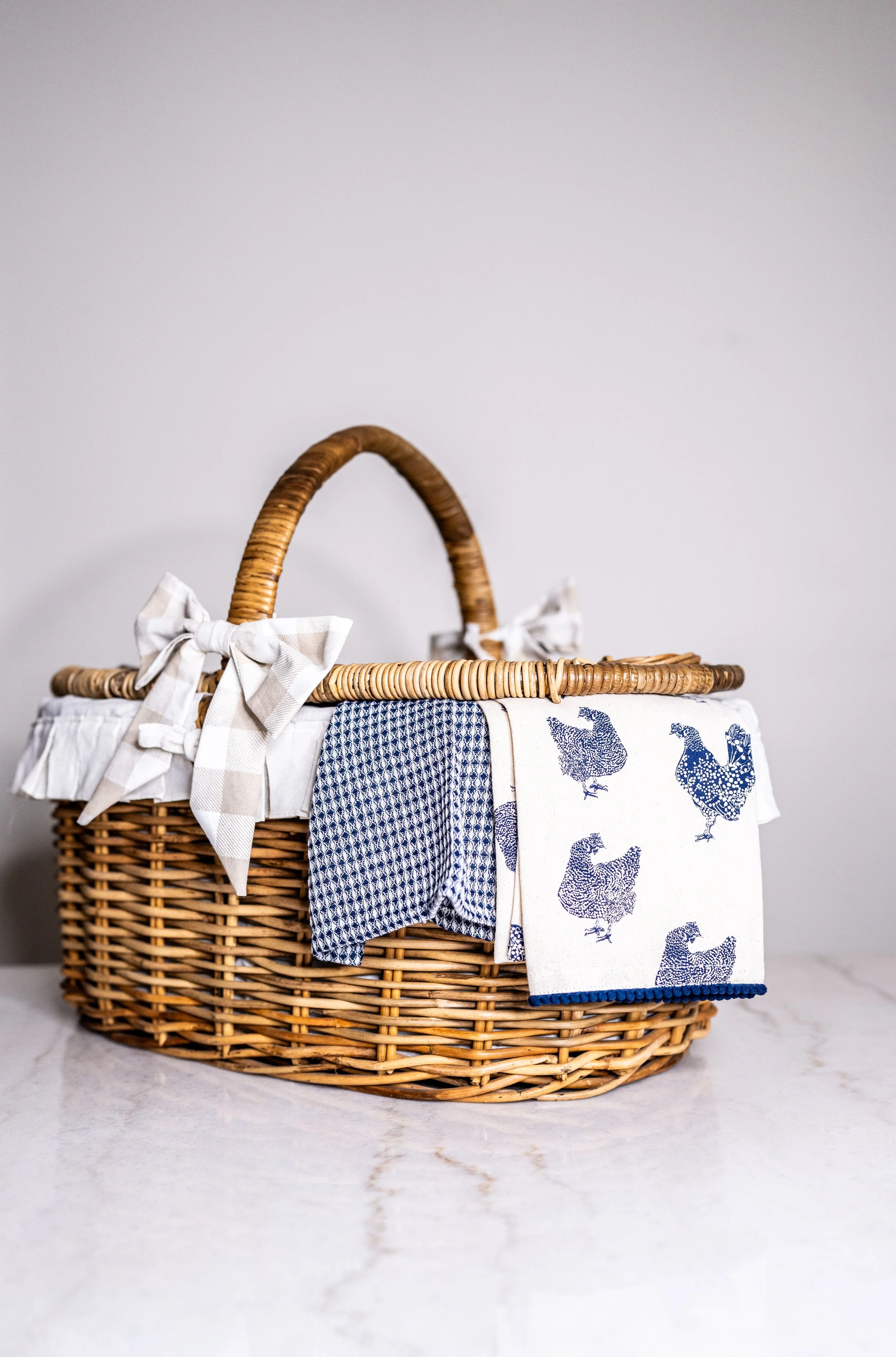 Vintage Country Style Wicker Picnic Basket with linen Liner